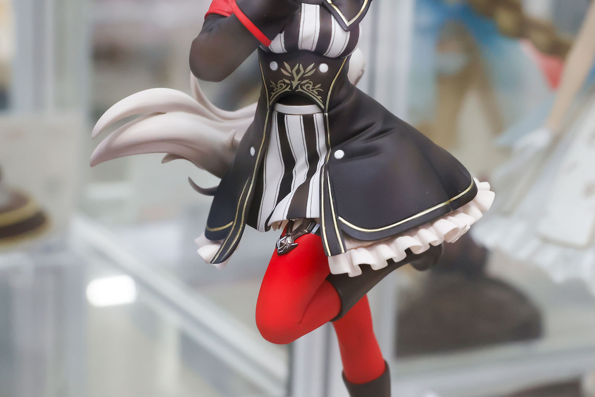 太ももあたりもちょっとしたアクセサリーが付けられているのが見える