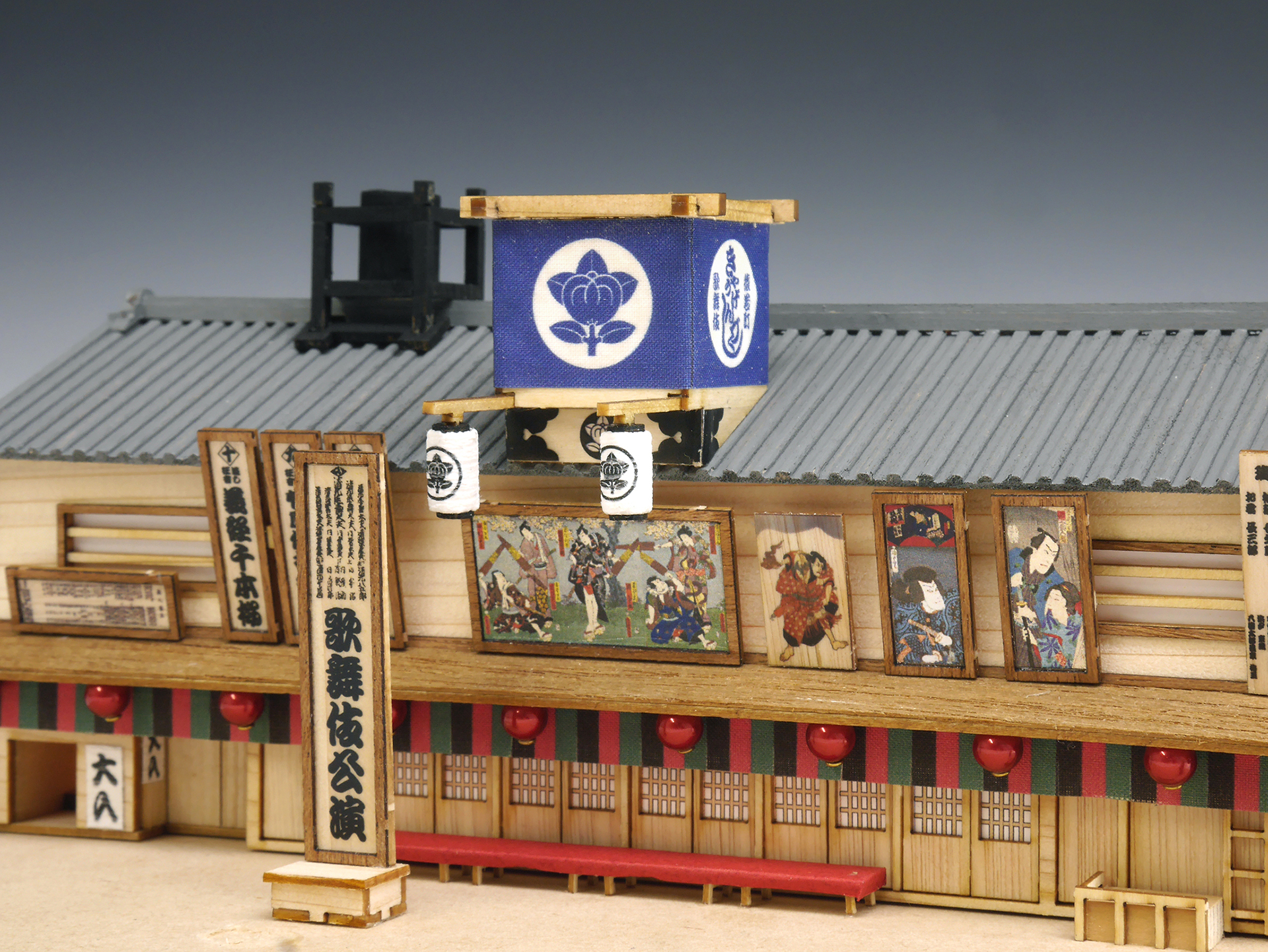 看板は木の質感を活かす透明シールや和紙、カラー印刷を使用