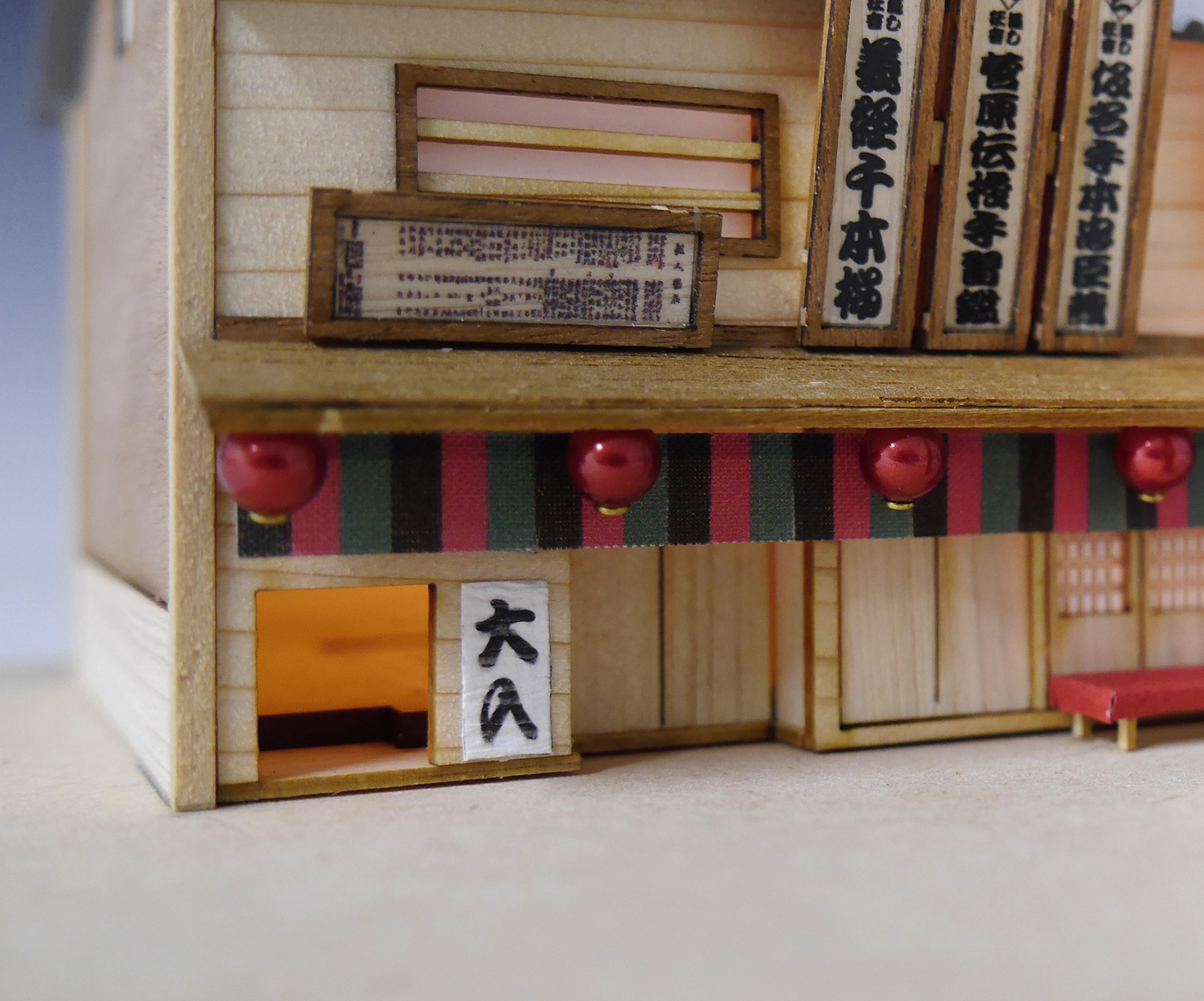 提灯部分には赤いパールビーズを使用