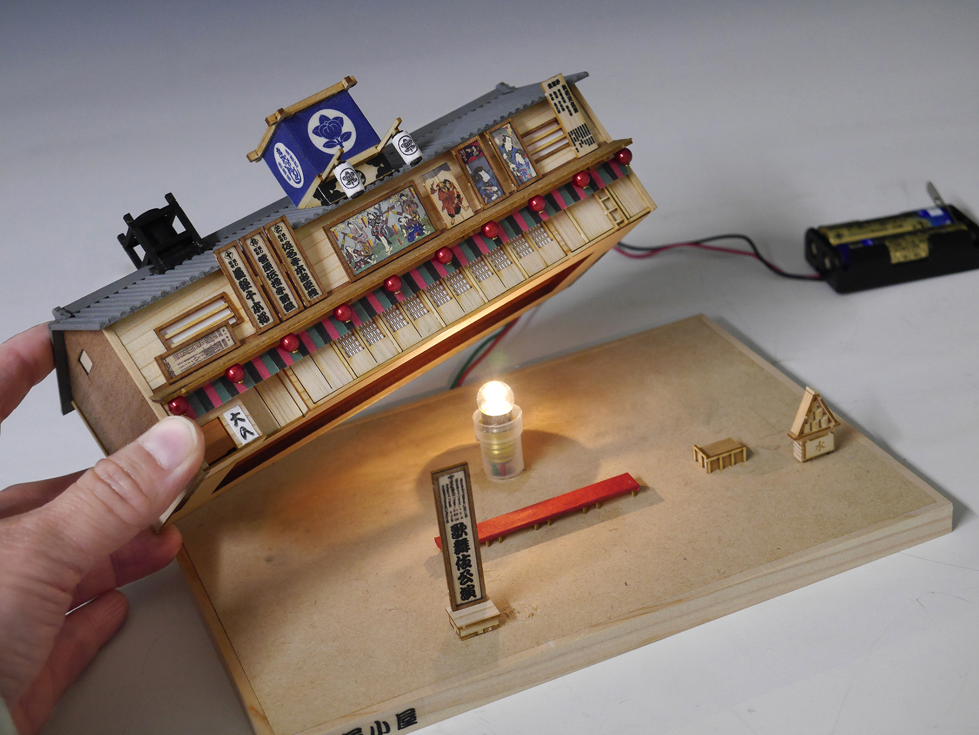 本体内部にライトを内蔵する電球付き