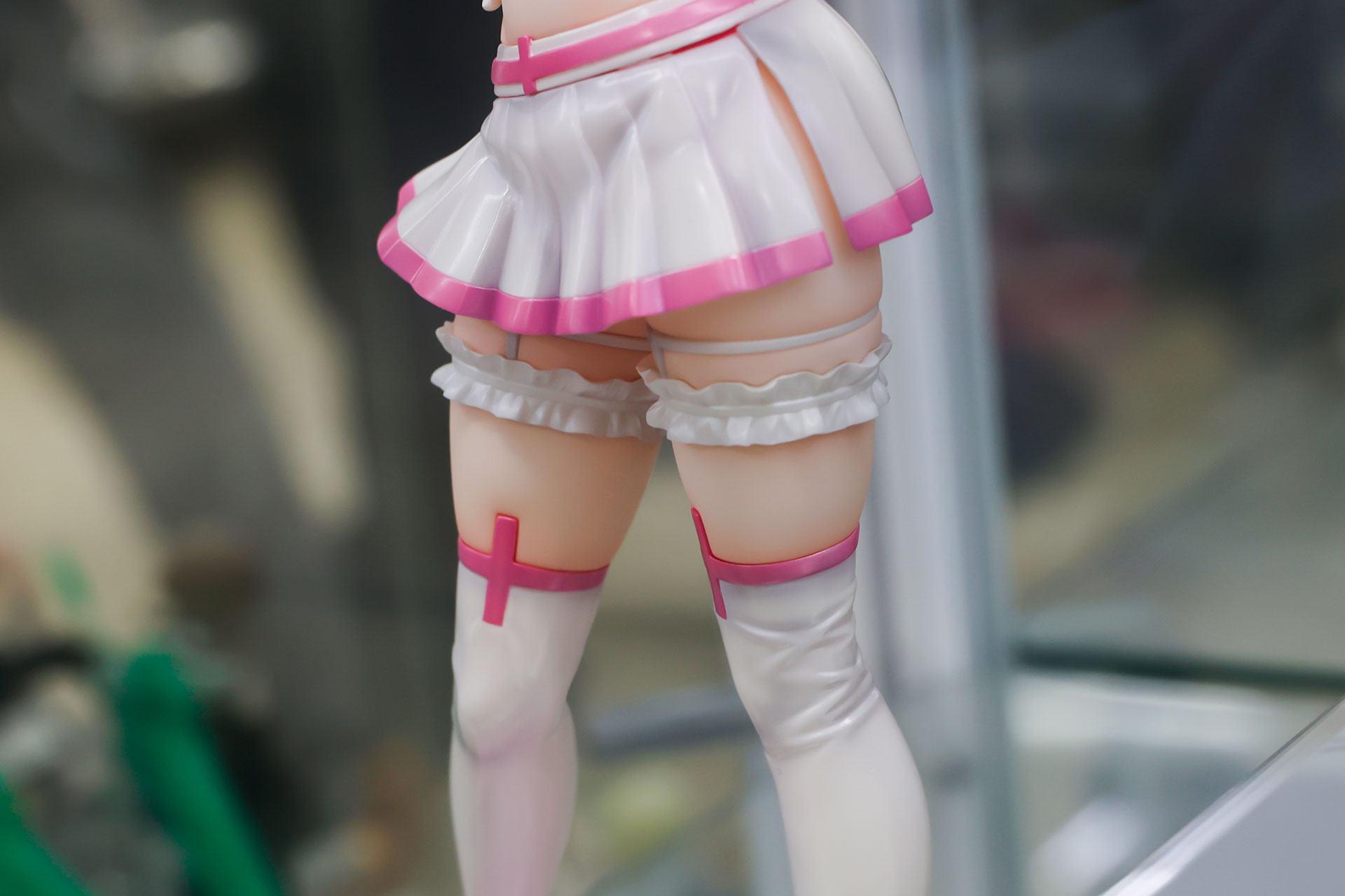 スカート部分も躍動感のある動きが付けられている