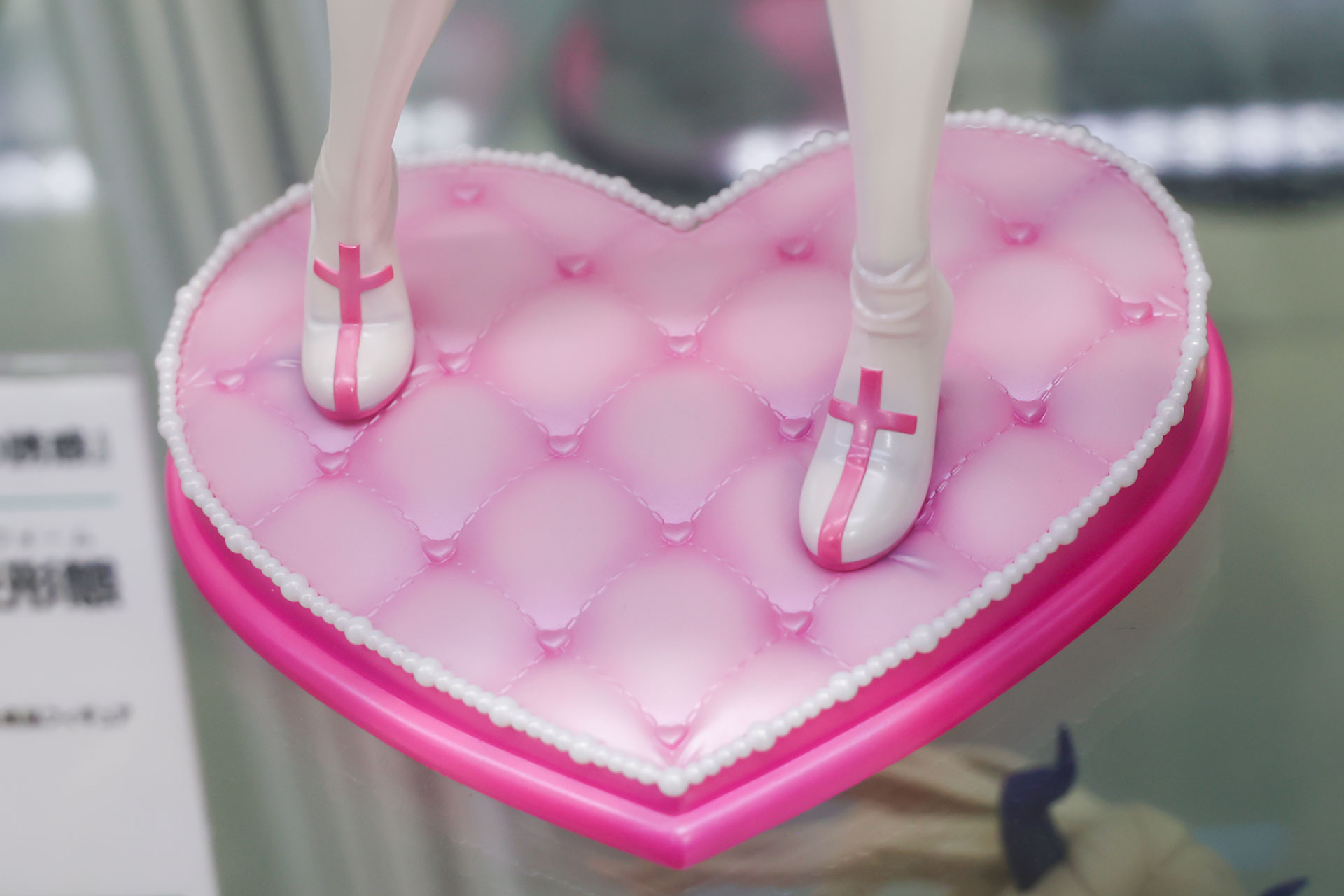 台座もキュートなハート型だ