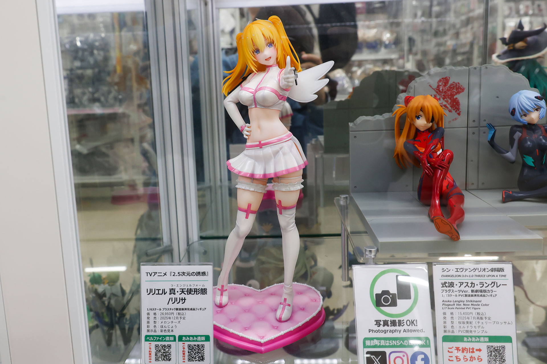 フィギュアの素材はプラスチックで、全高は約270mmだ