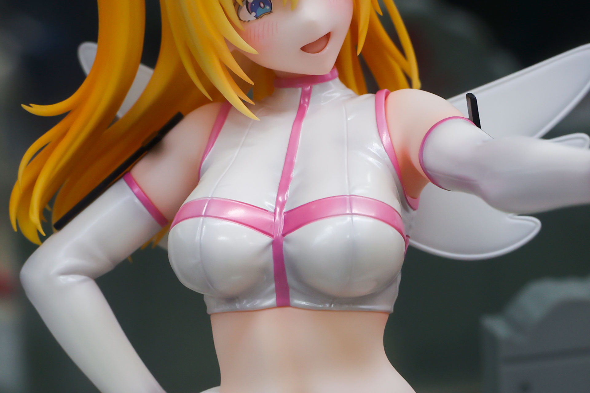 コスプレ衣装感が見事に出ている