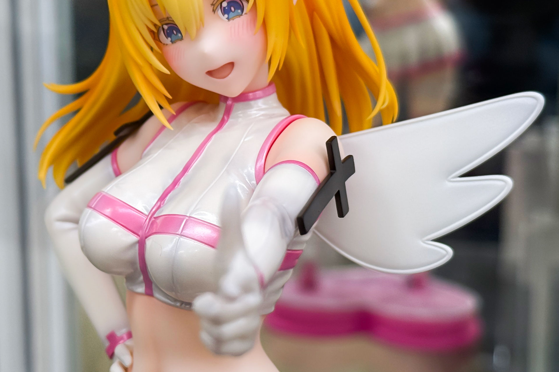 背中の羽根や十字かなどの小物も再現されている