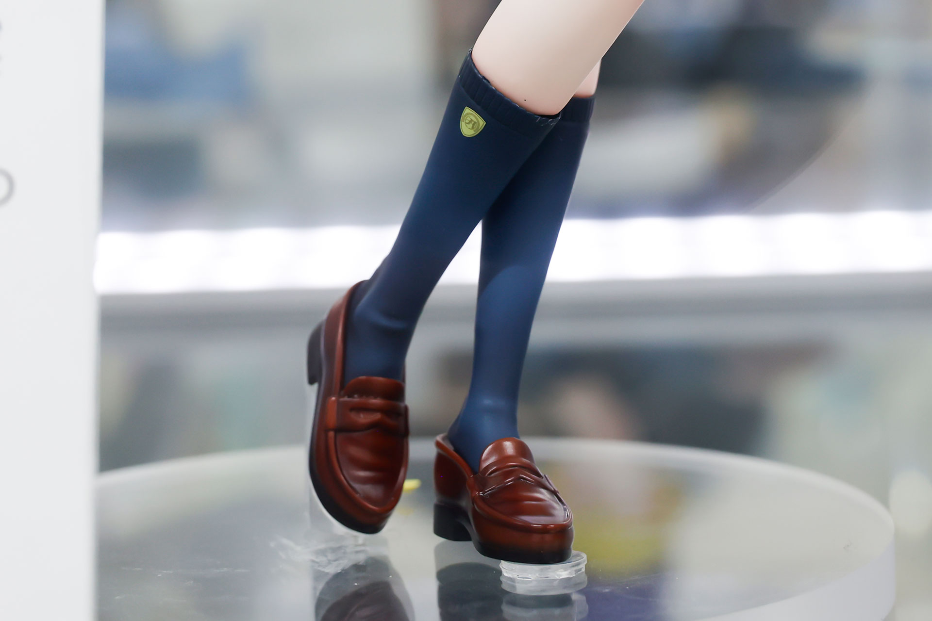 長めのソックスにも校章が付けられている