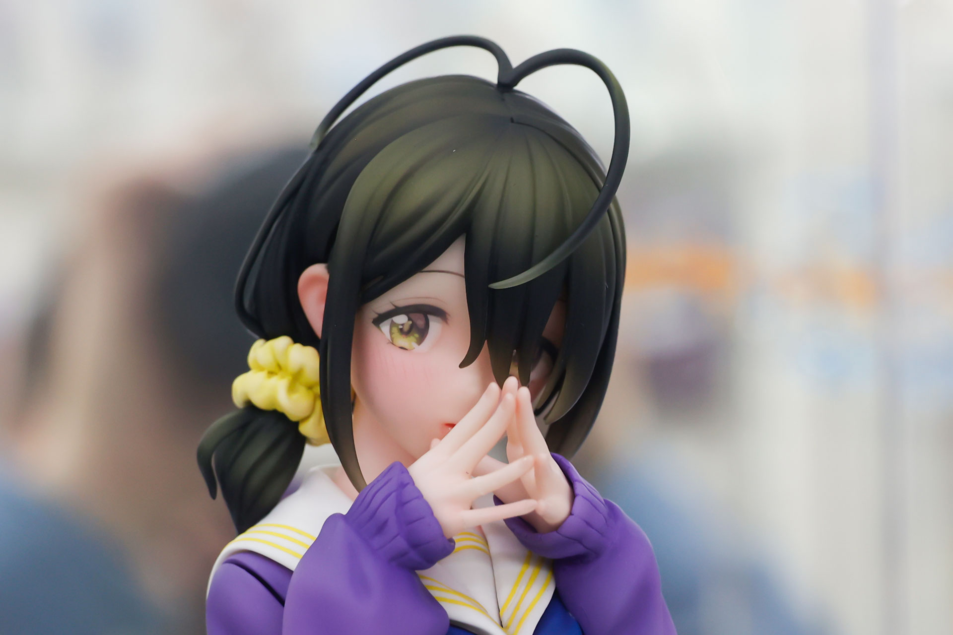 髪の色も独特な色合いだ