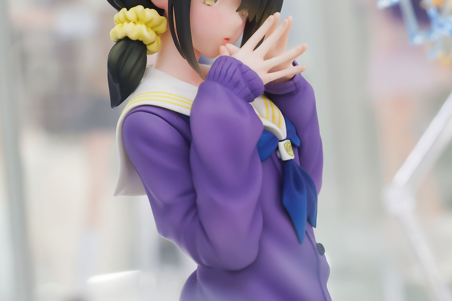 セーターはややぶかぶかしている