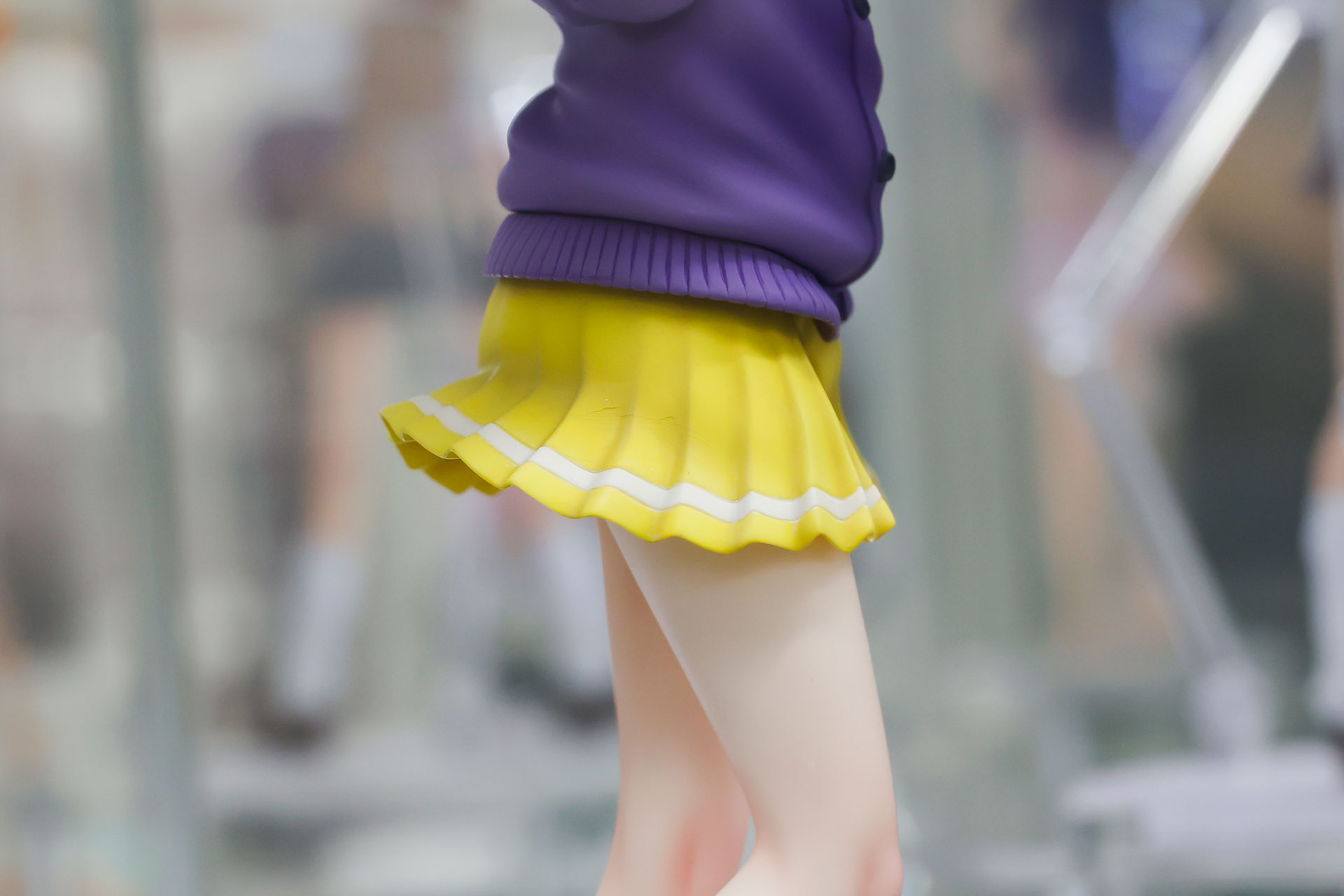 スカート部分は少し動きが付けられている