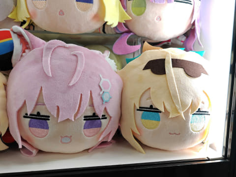 フリューよりホロライブの「ひっかけフィギュア」、「寝そべり