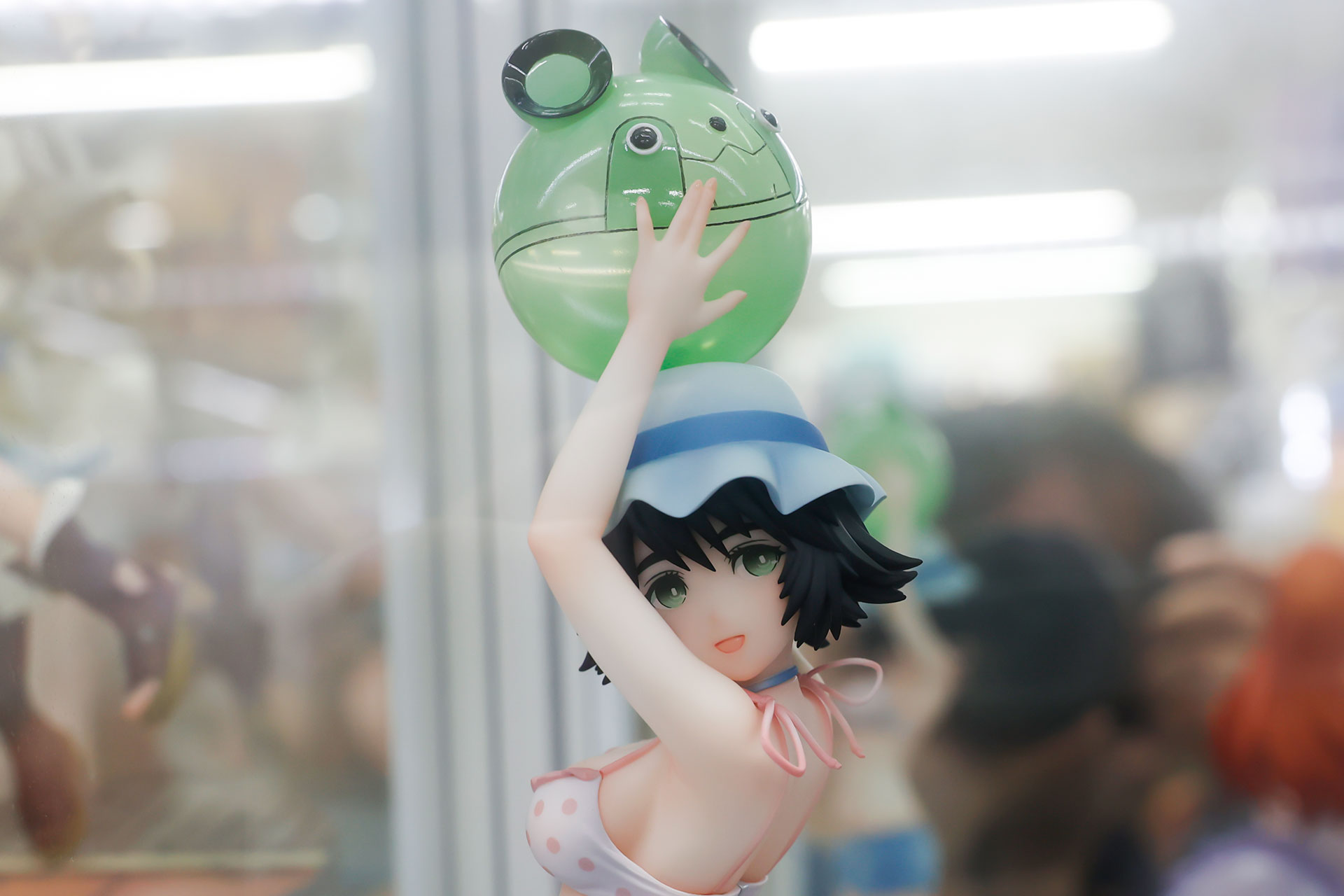 「うーば」のビーチボールを嬉しそうに手に持つまゆしぃ