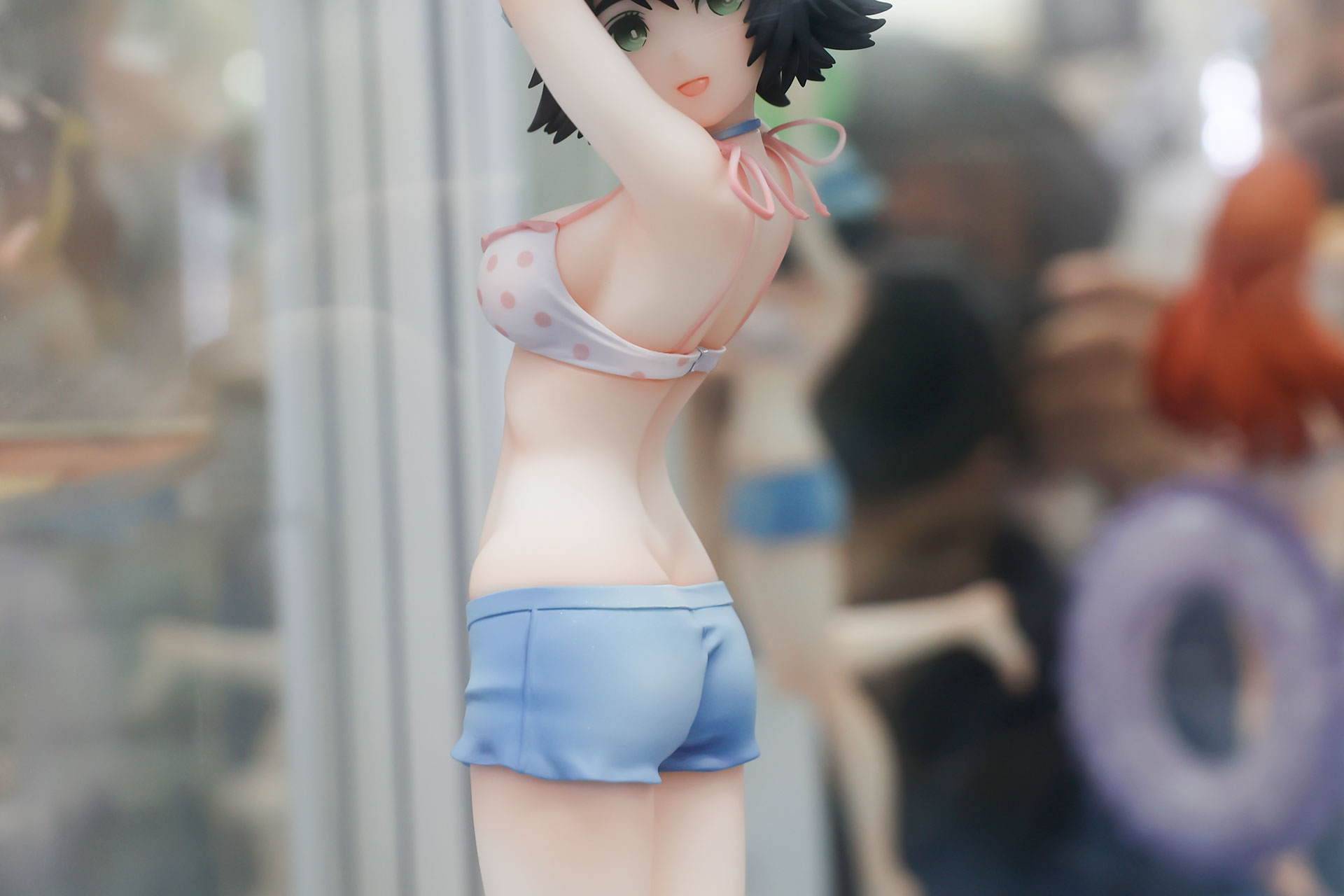 ピンクの水玉ビキニにショートパンツというスタイルだ