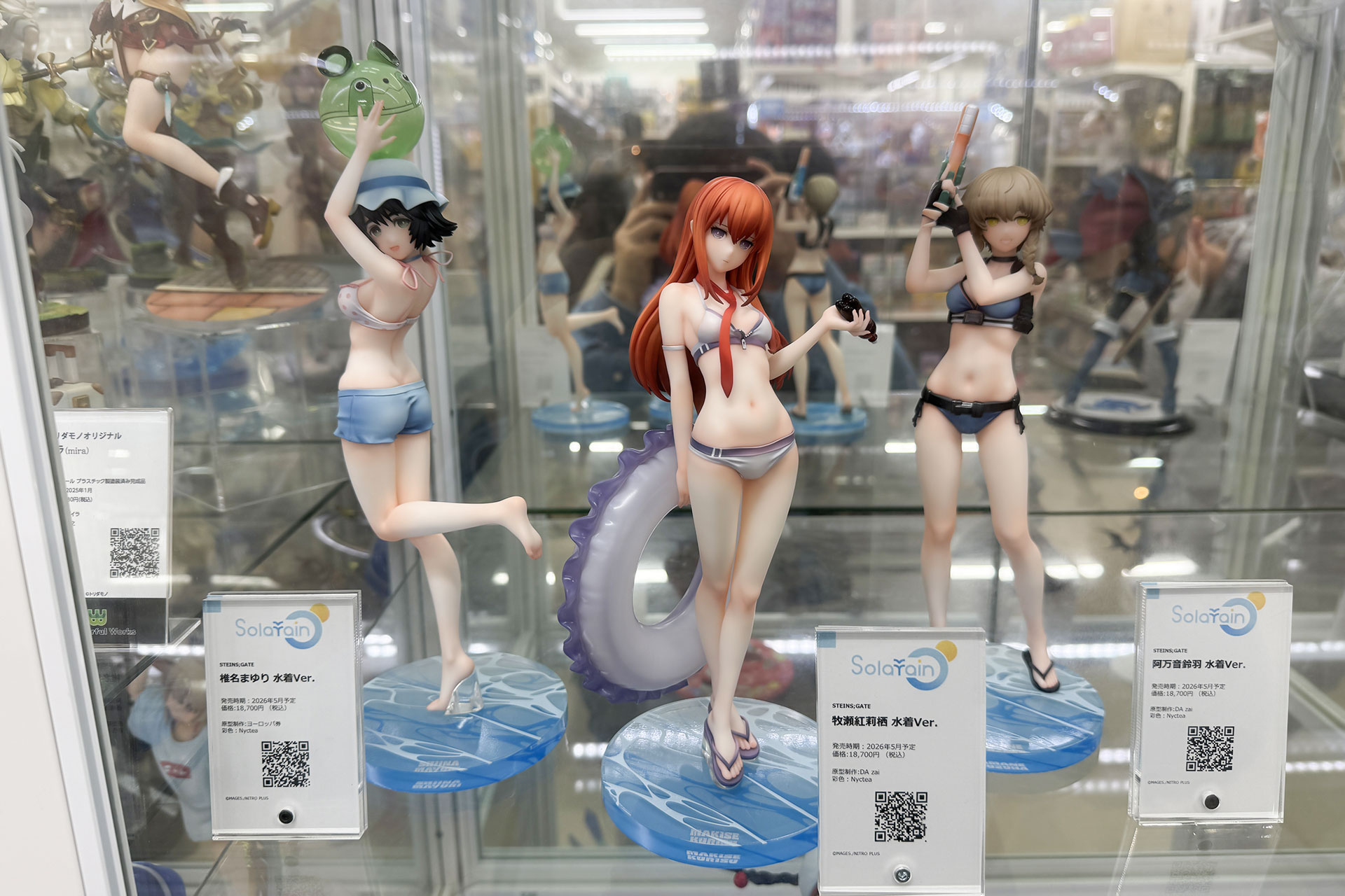 写真左から椎名まゆり、牧瀬紅莉栖、阿万音鈴羽