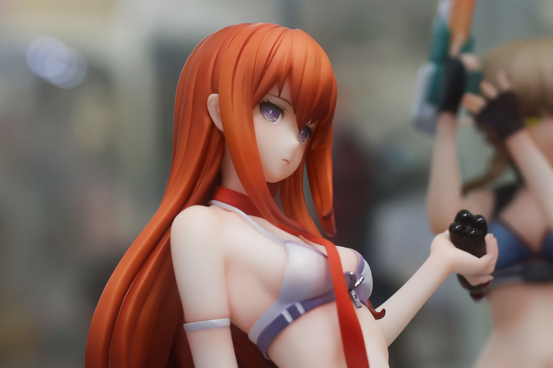 髪と同化して見えるが、首から赤いネクタイが着けられている