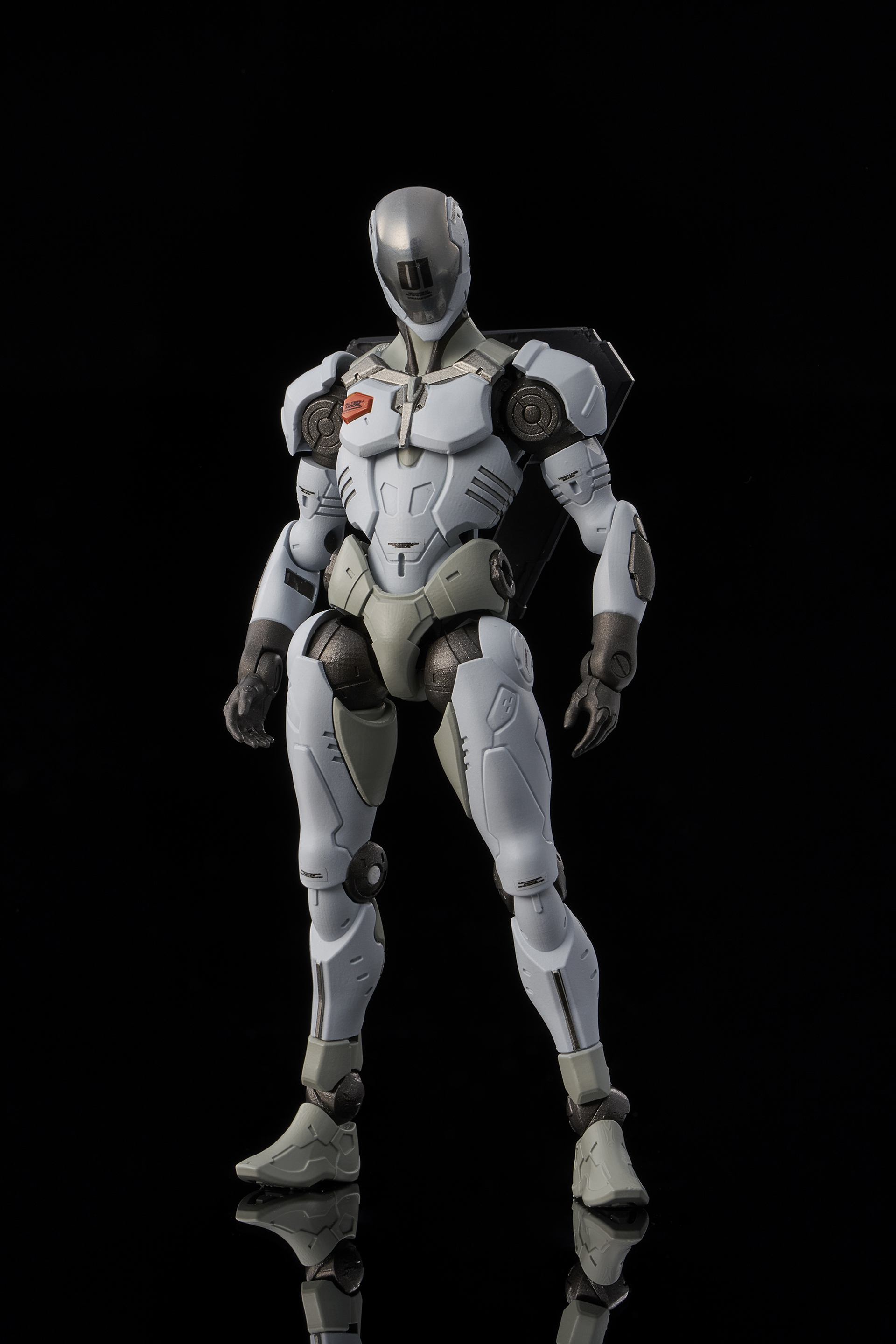 顔をすっぽり覆うバイザーに描かれた「01」の数字。ヒロイックさの薄い、一般兵士然とした、印象的だがちょっと地味なデザインだ。新川氏らしい「メタルギア」の雰囲気も感じる