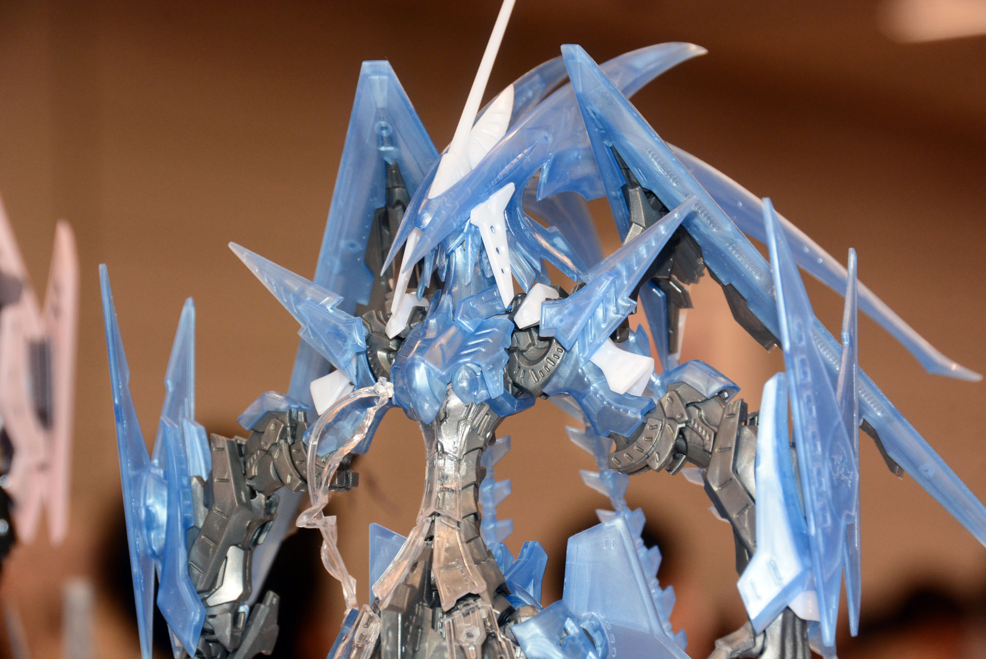 パールの入ったクリア素材で装甲が成型される