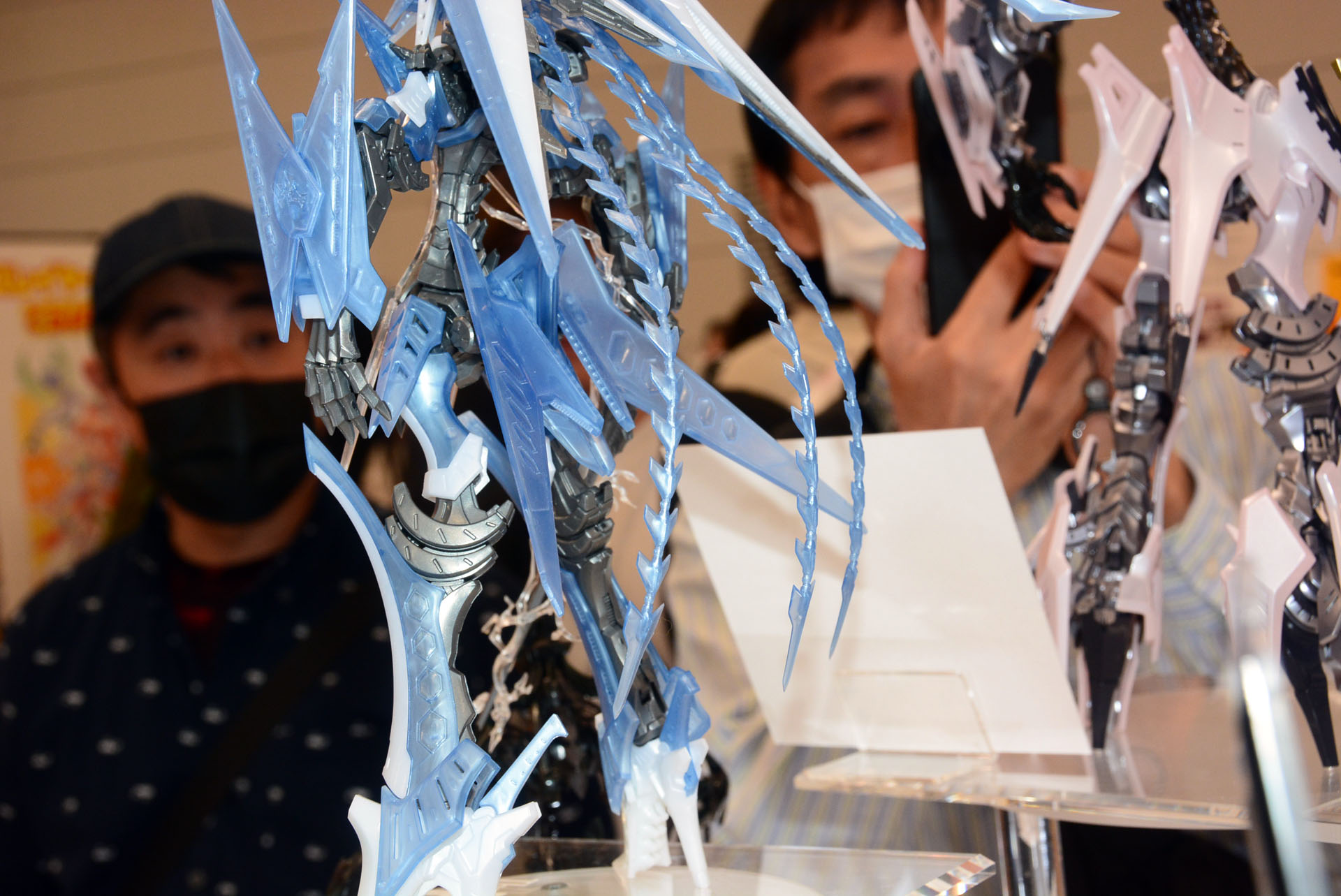 背中の長いスタビライザーは一体成型