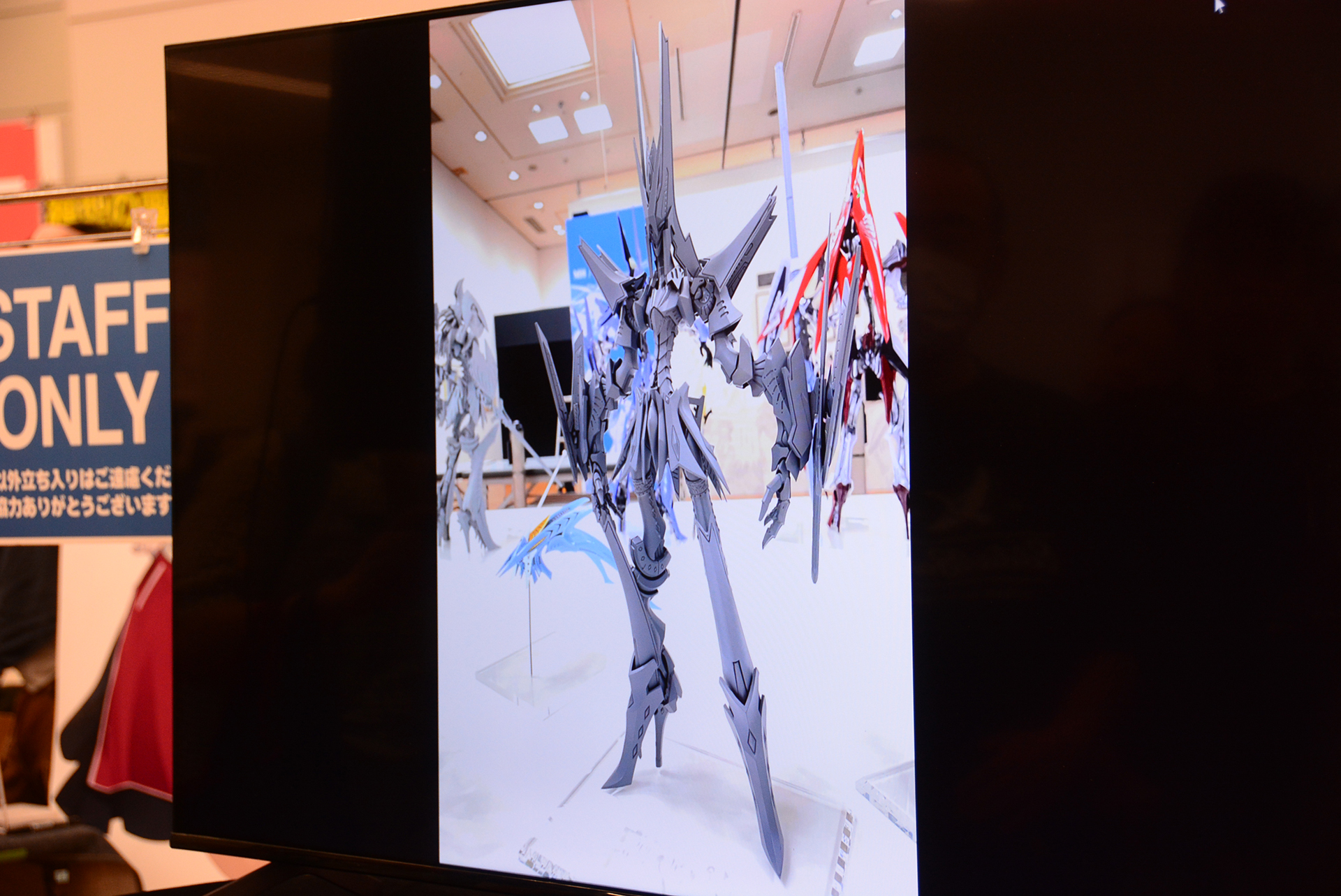 「VSMS 1/100 ディー・カイゼリン」はポーズをつけて展示