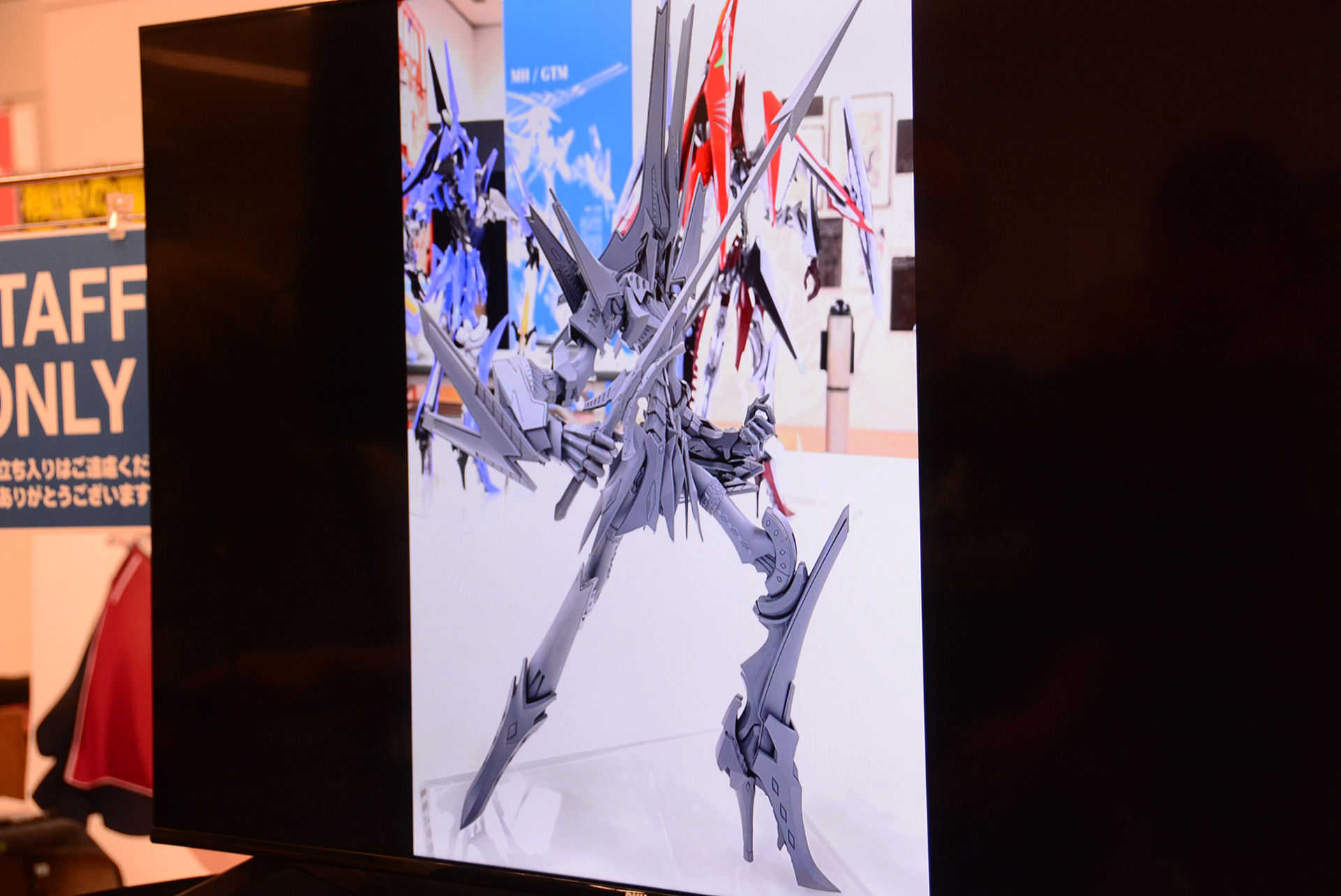 「VSMS 1/100 ディー・カイゼリン」はポーズをつけて展示