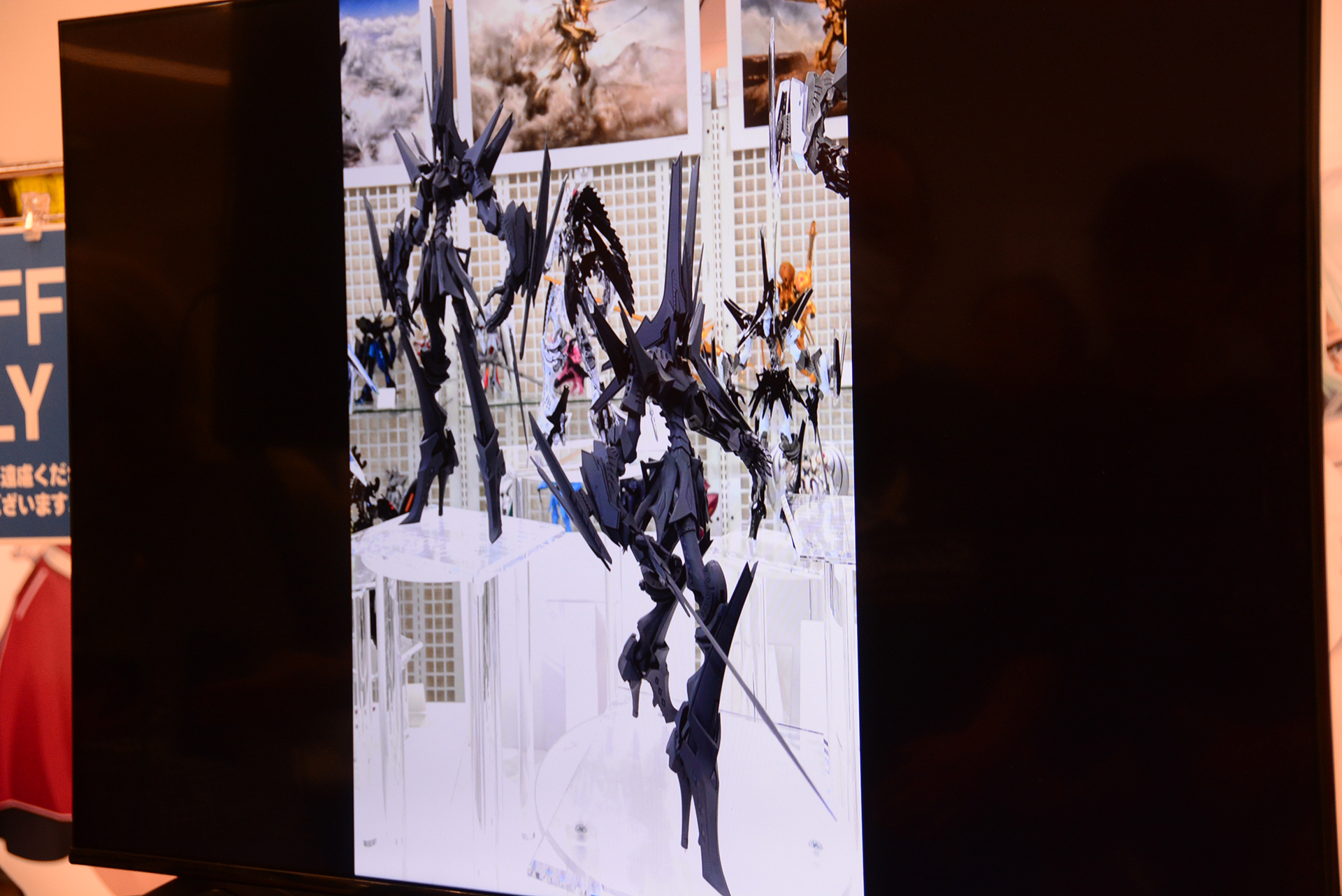 「VSMS 1/100 ディー・カイゼリン」はポーズをつけて展示