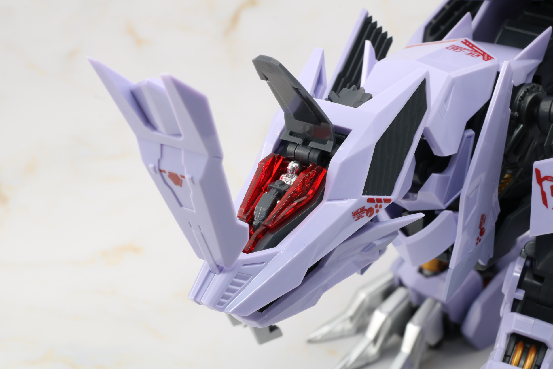 頭部コックピットハッチはアーマーカバーと内部カバーが開く形に