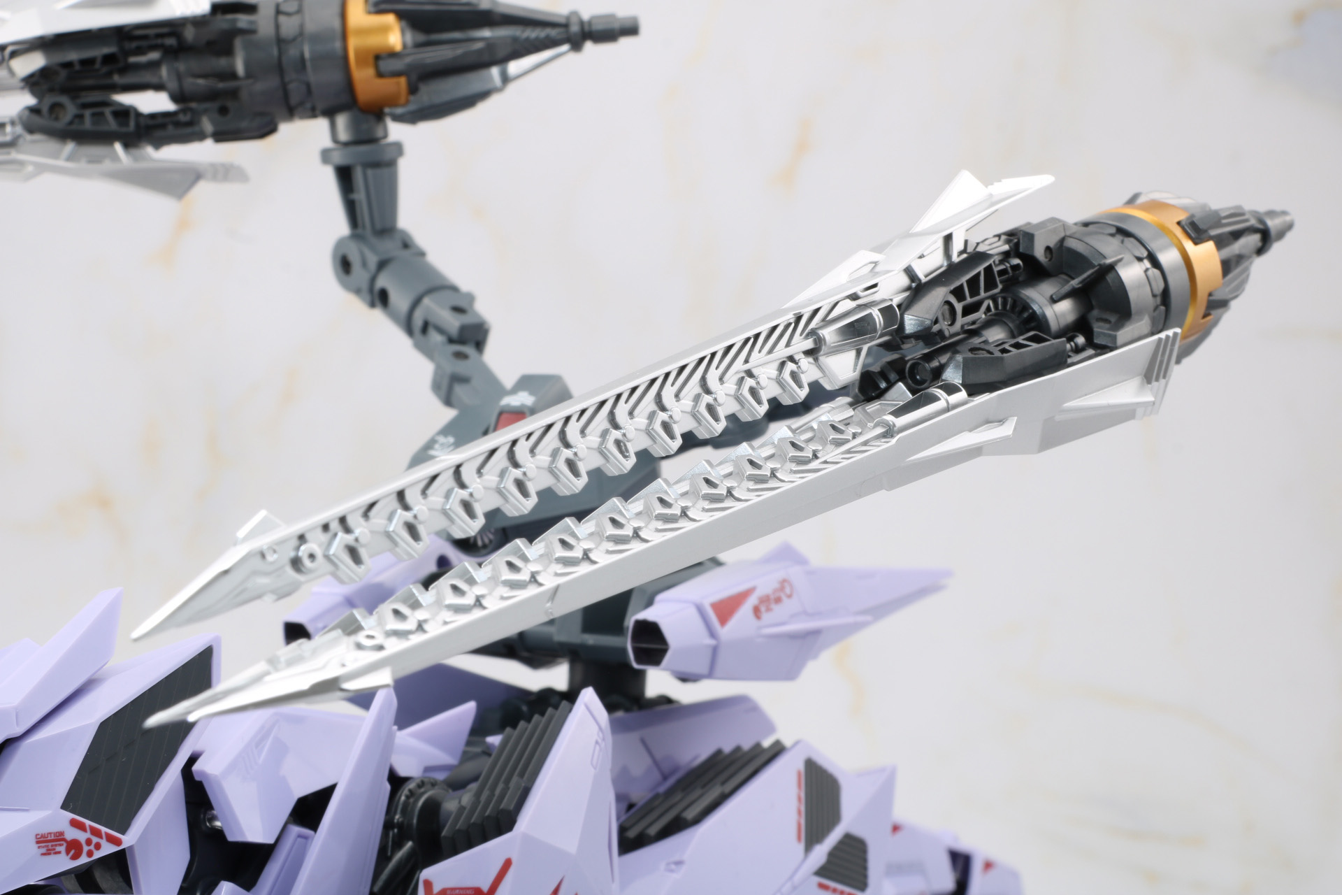 クローの造形も細かく、シルバー塗装の重厚感もカッコイイ