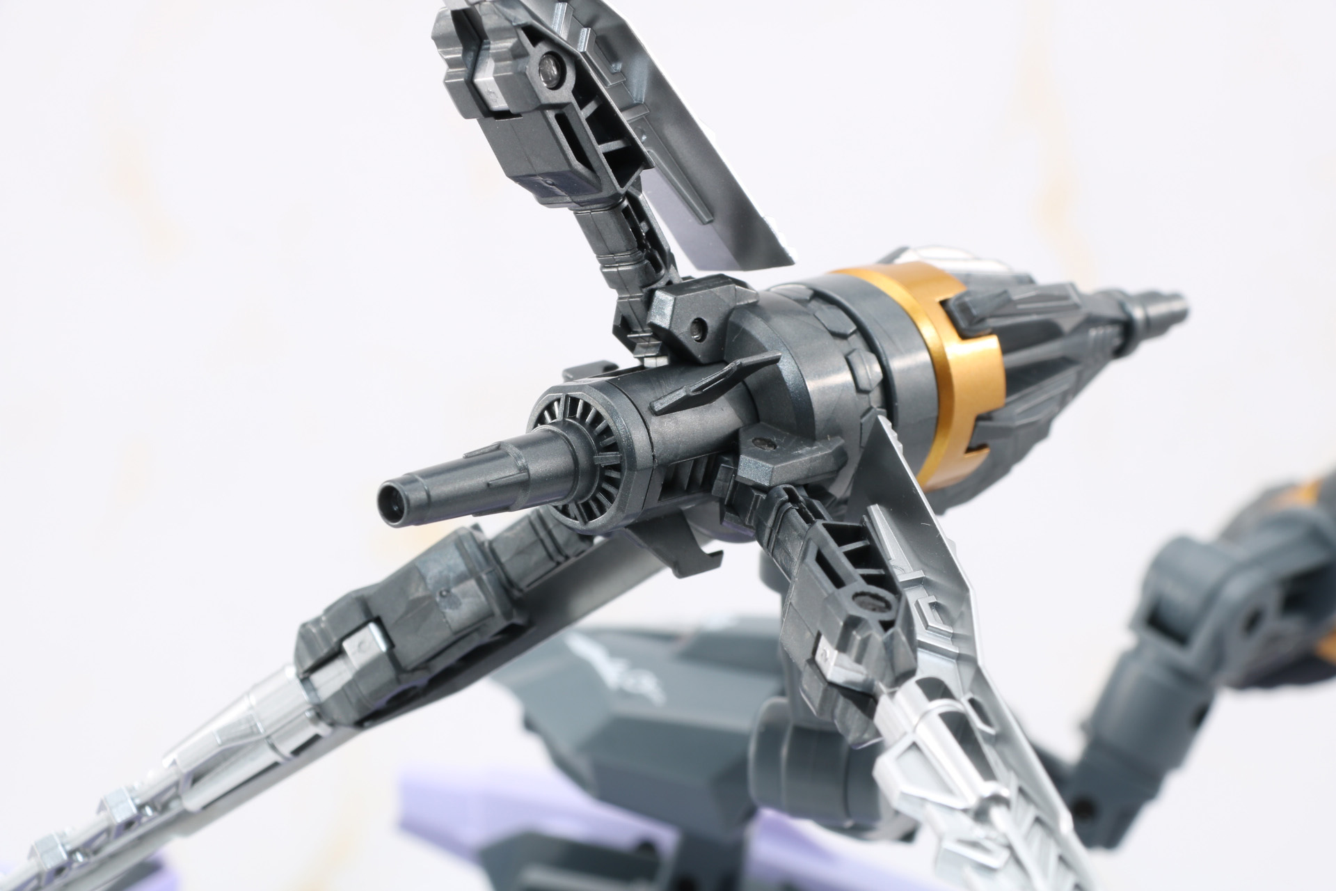 基部の銃身もクローと連動して展開