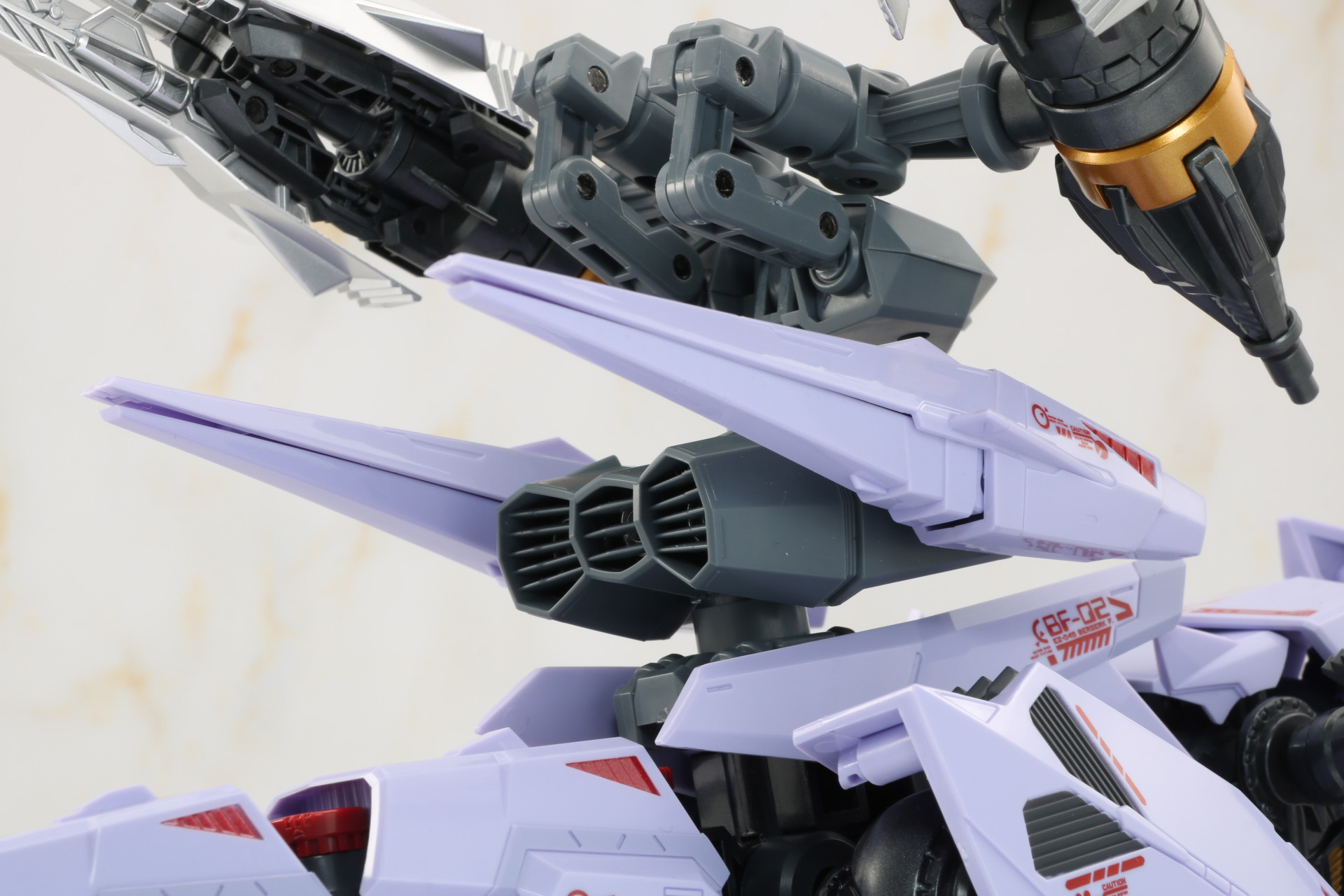 背部のスラスターパーツが展開