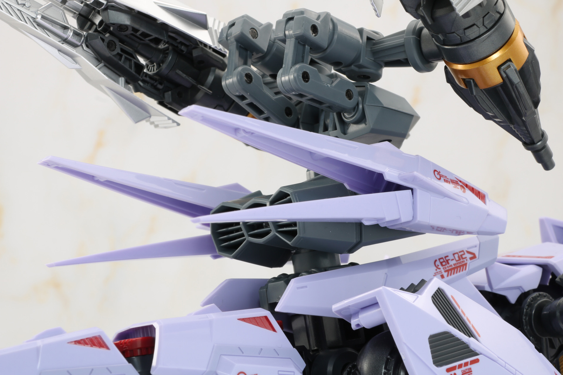 背部のスラスターパーツが展開