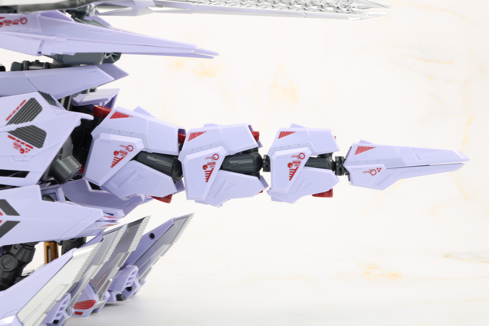 尻尾の放熱ギミックや先端部のカバーも展開