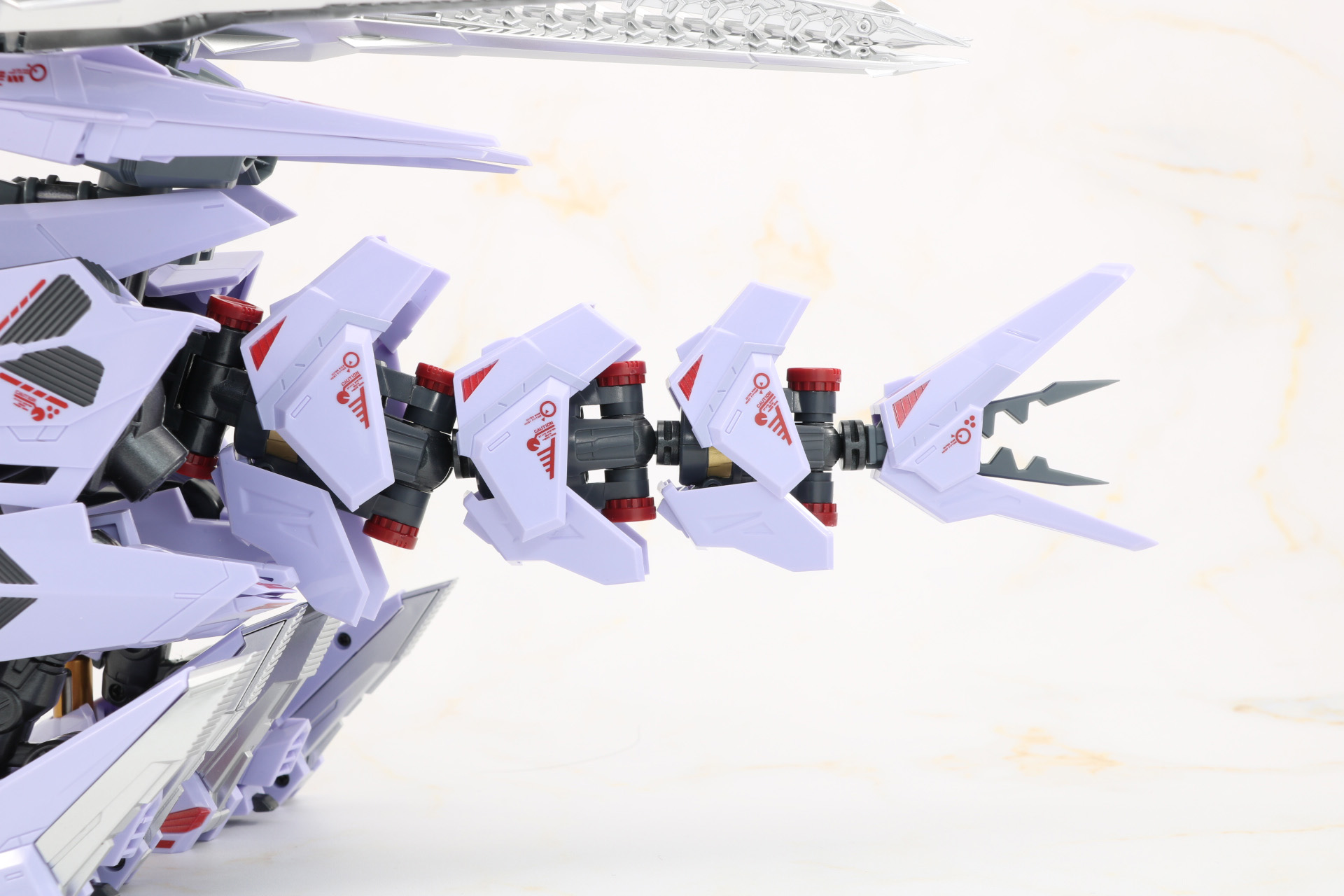 尻尾の放熱ギミックや先端部のカバーも展開