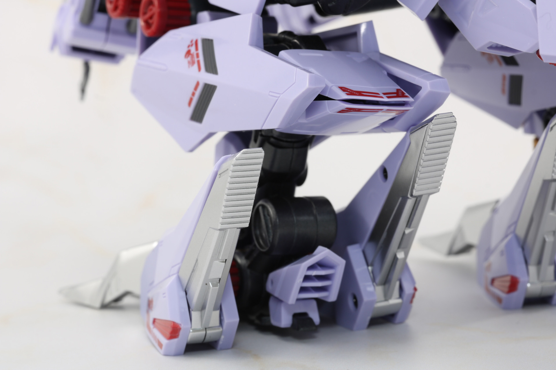 脚部のスラスター、アンカーも展開