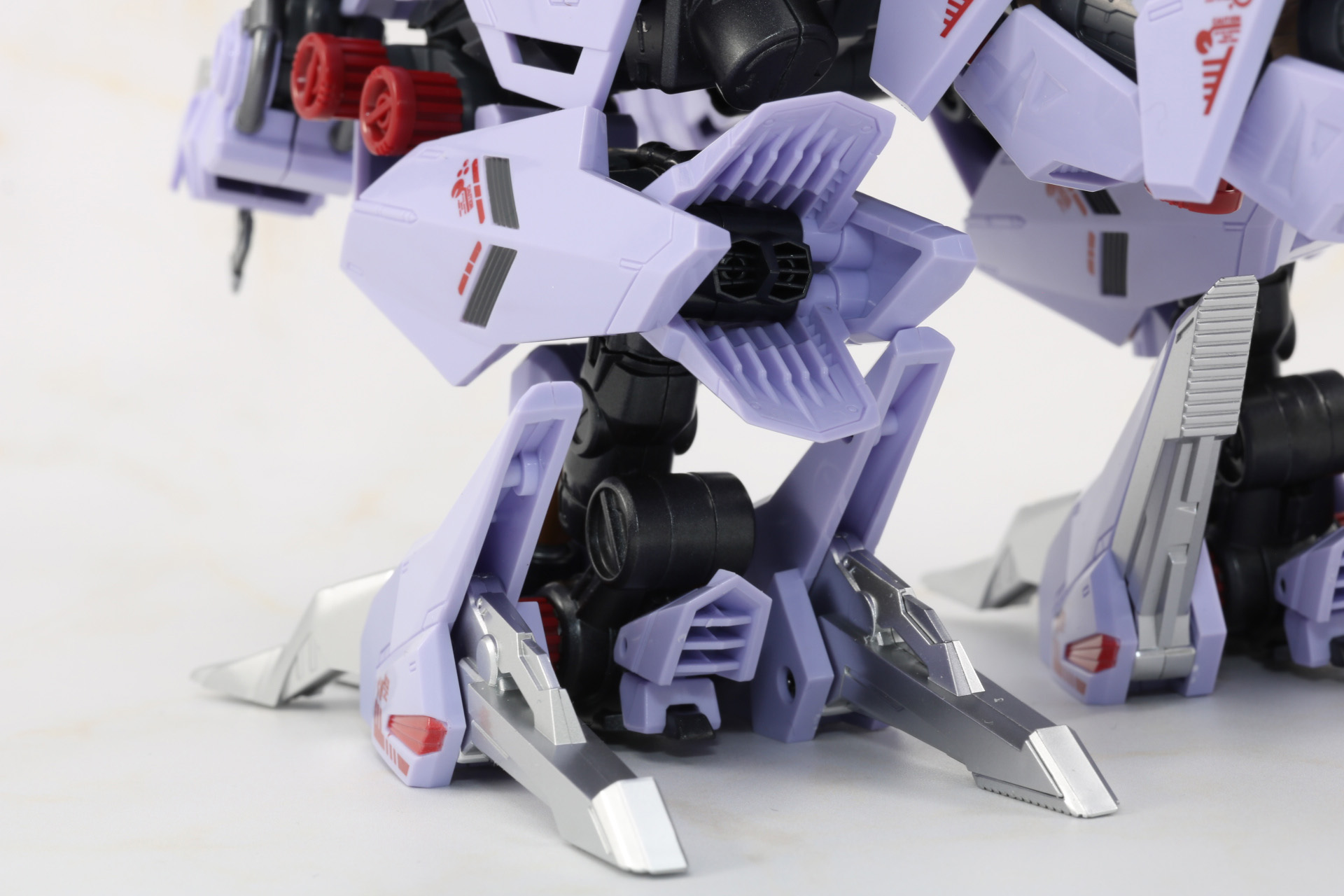 脚部のスラスター、アンカーも展開