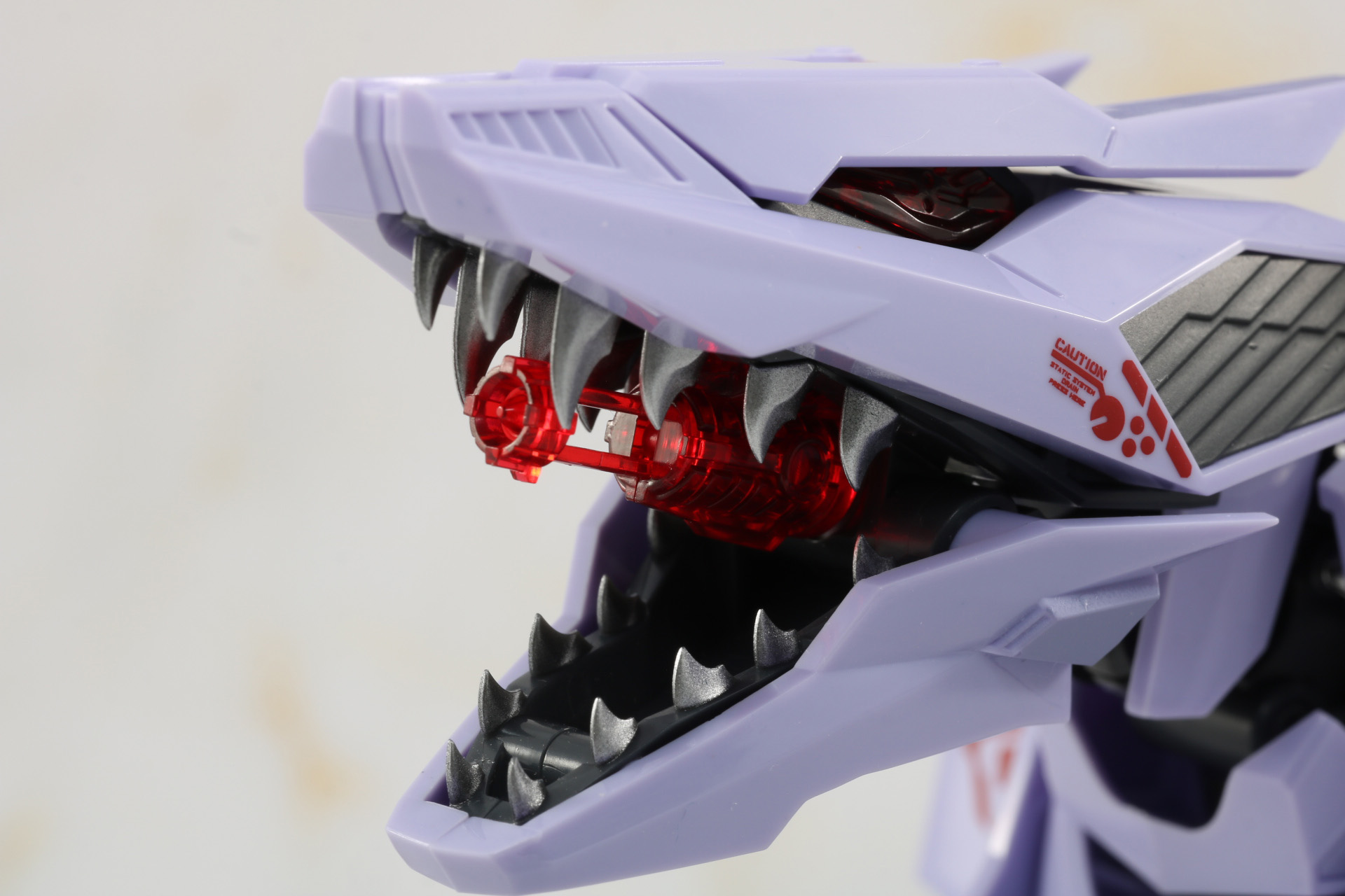 口腔の荷電粒子砲の砲身も展開が可能