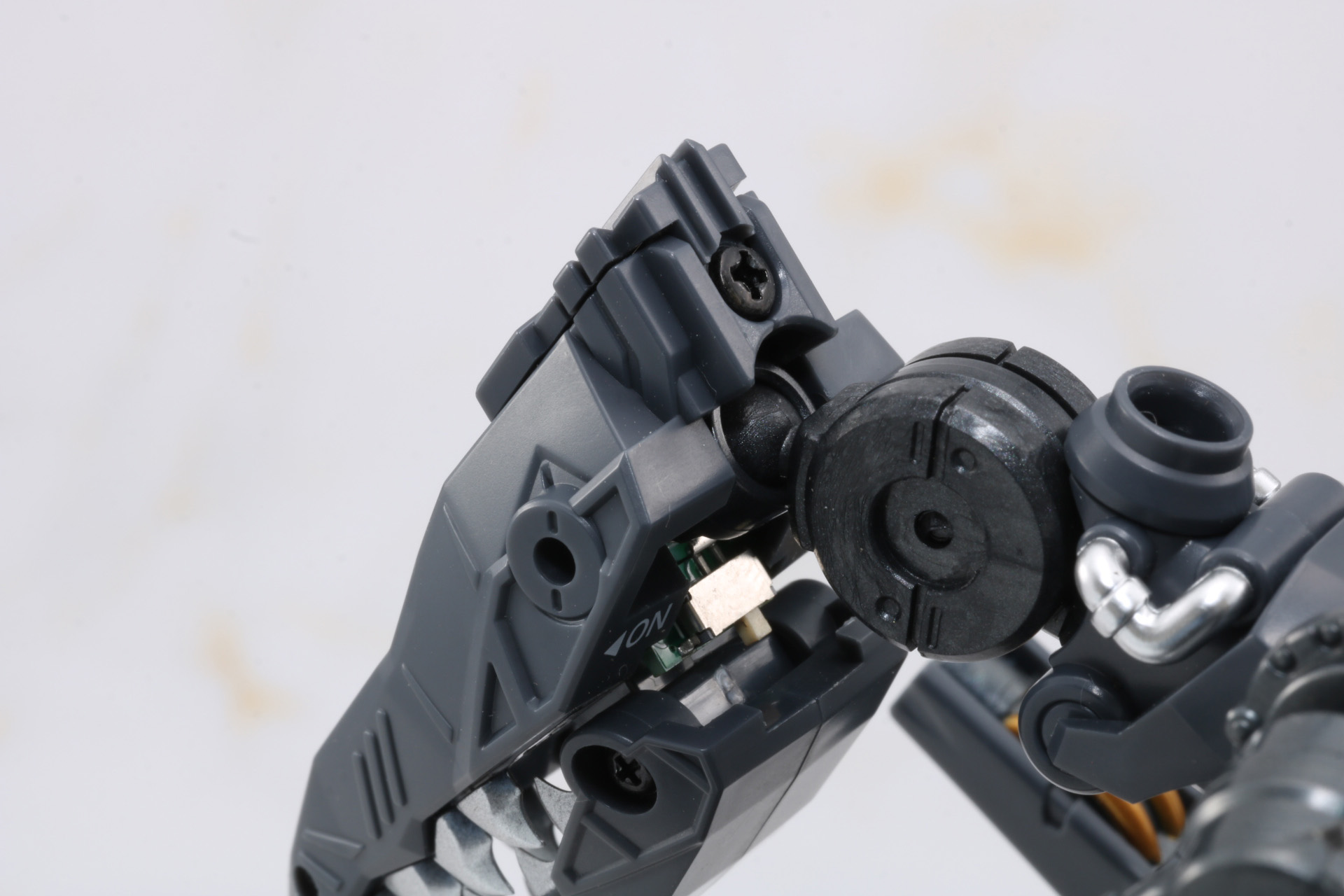 後頭部にネジがあるので、プラスドライバーで取り外す。