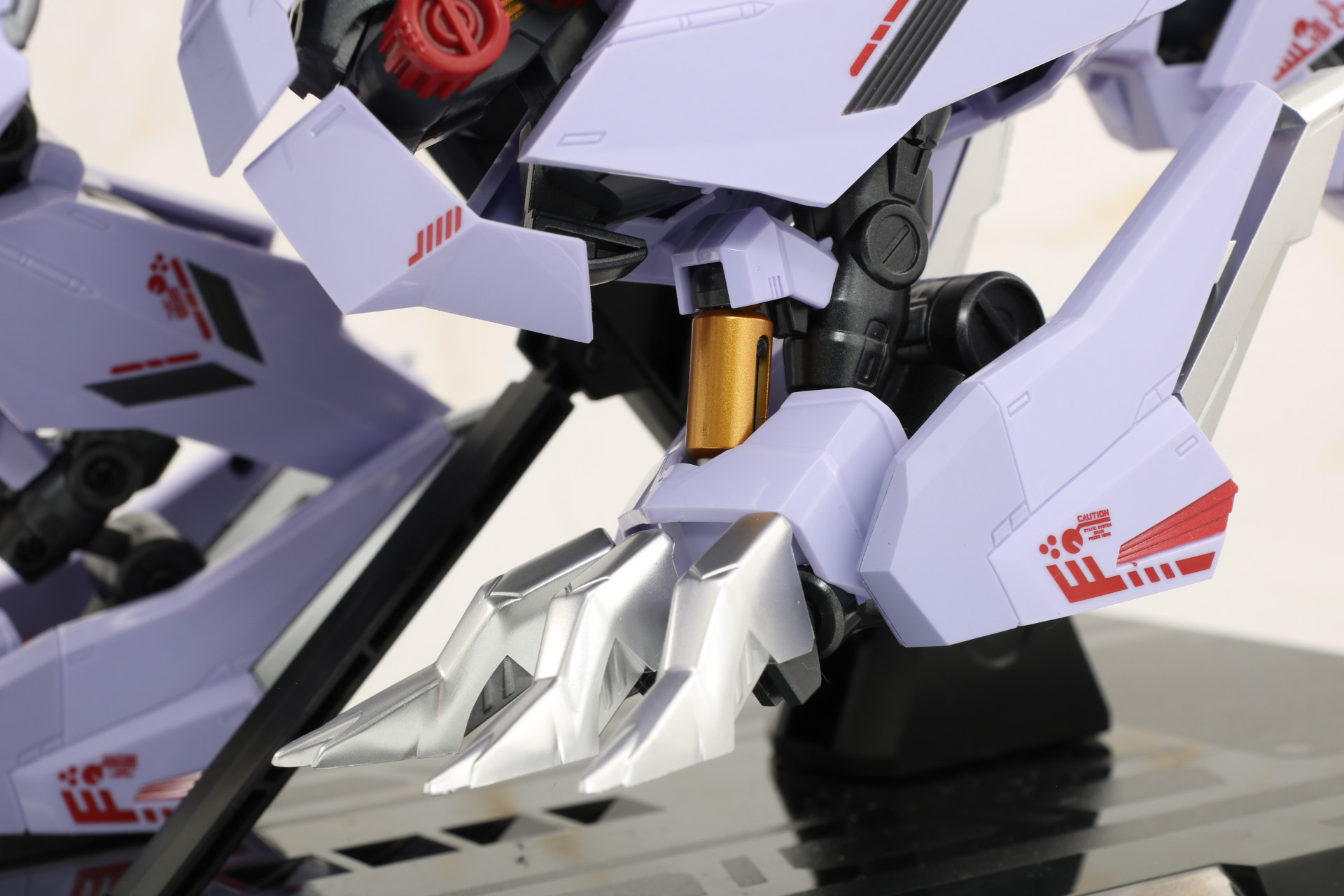 脚部シリンダーは伸縮ギミックを搭載