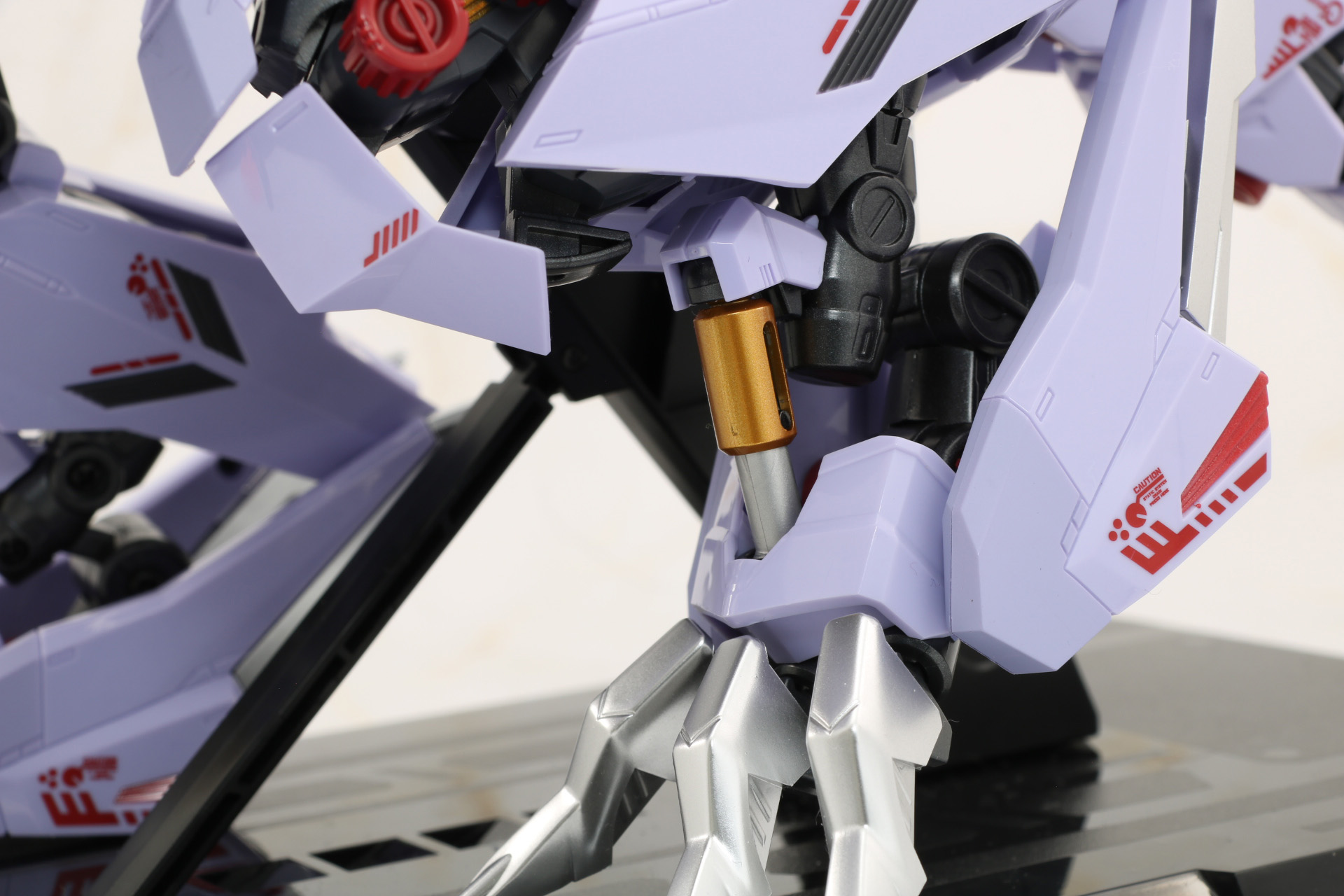 脚部シリンダーは伸縮ギミックを搭載