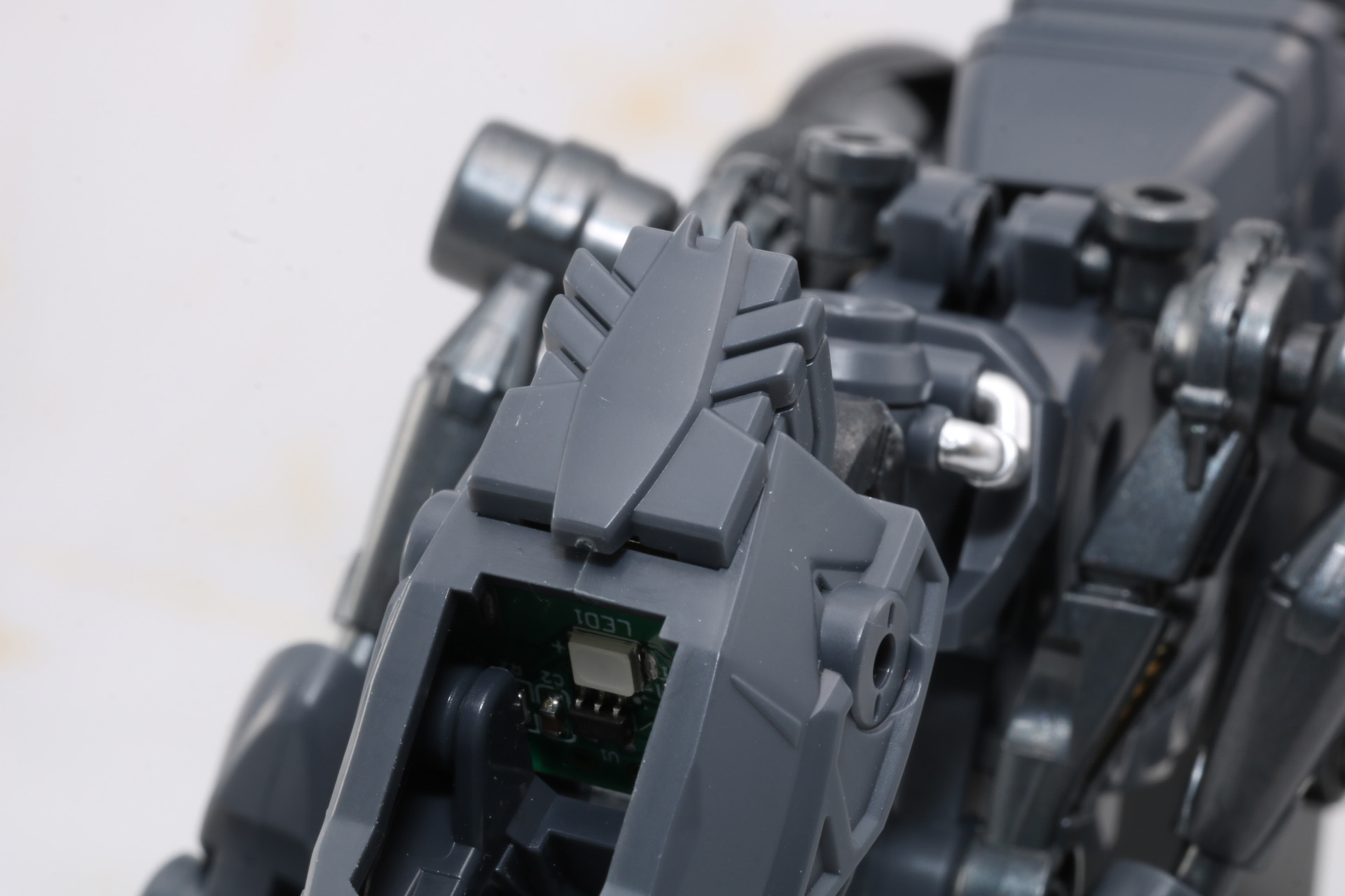 後頭部にネジがあるので、プラスドライバーで取り外す。