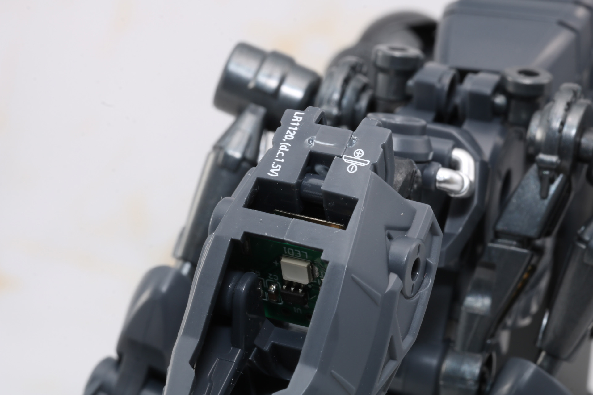 頭頂部のカバーを外して、ボタン電池を入れる