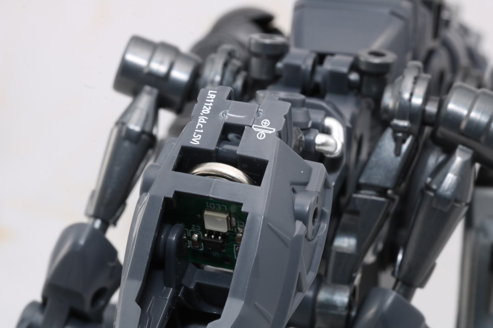 頭頂部のカバーを外して、ボタン電池を入れる