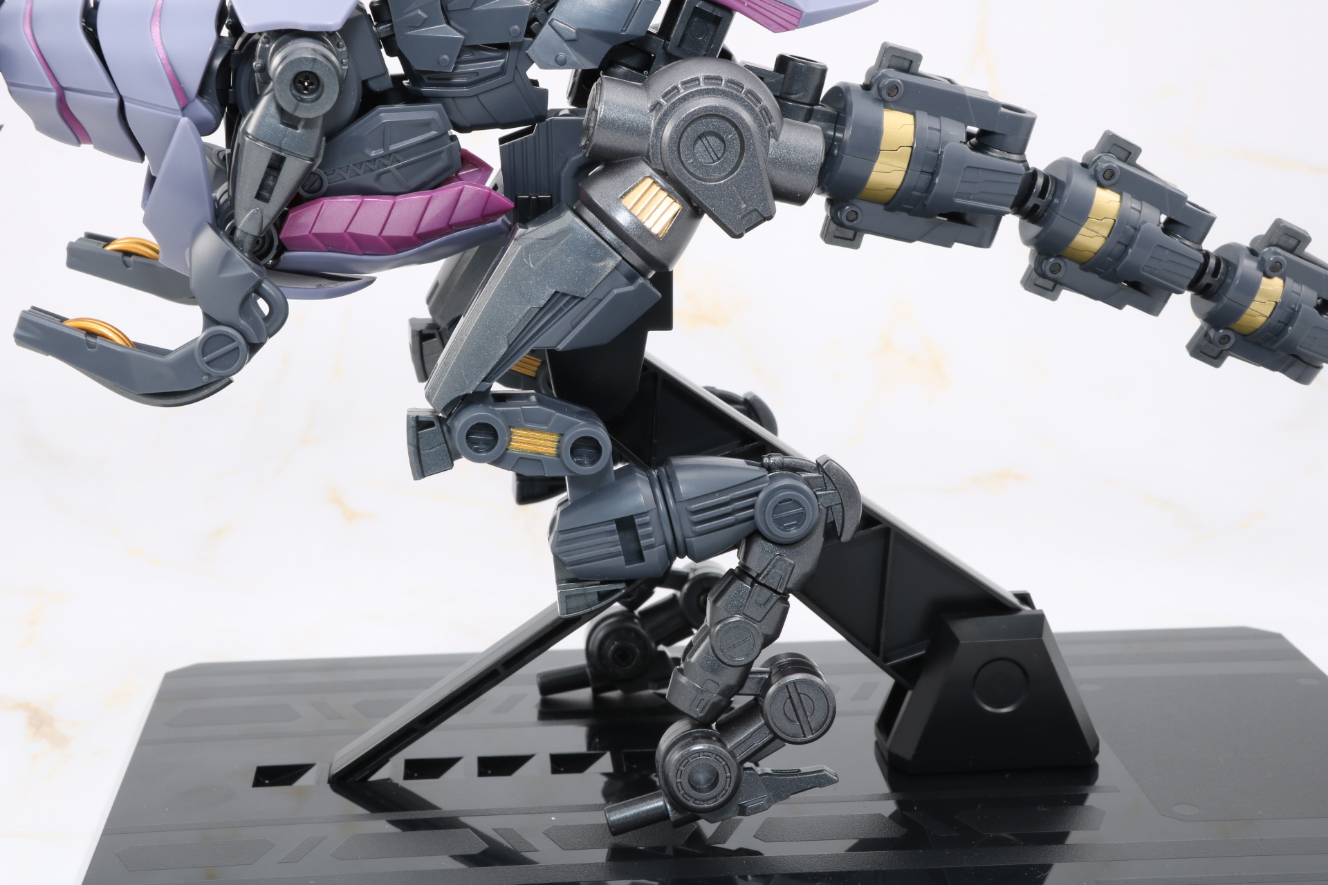 脚部のアーマー装着