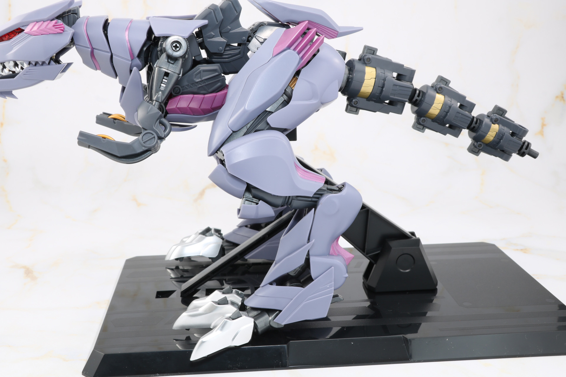 脚部のアーマー装着