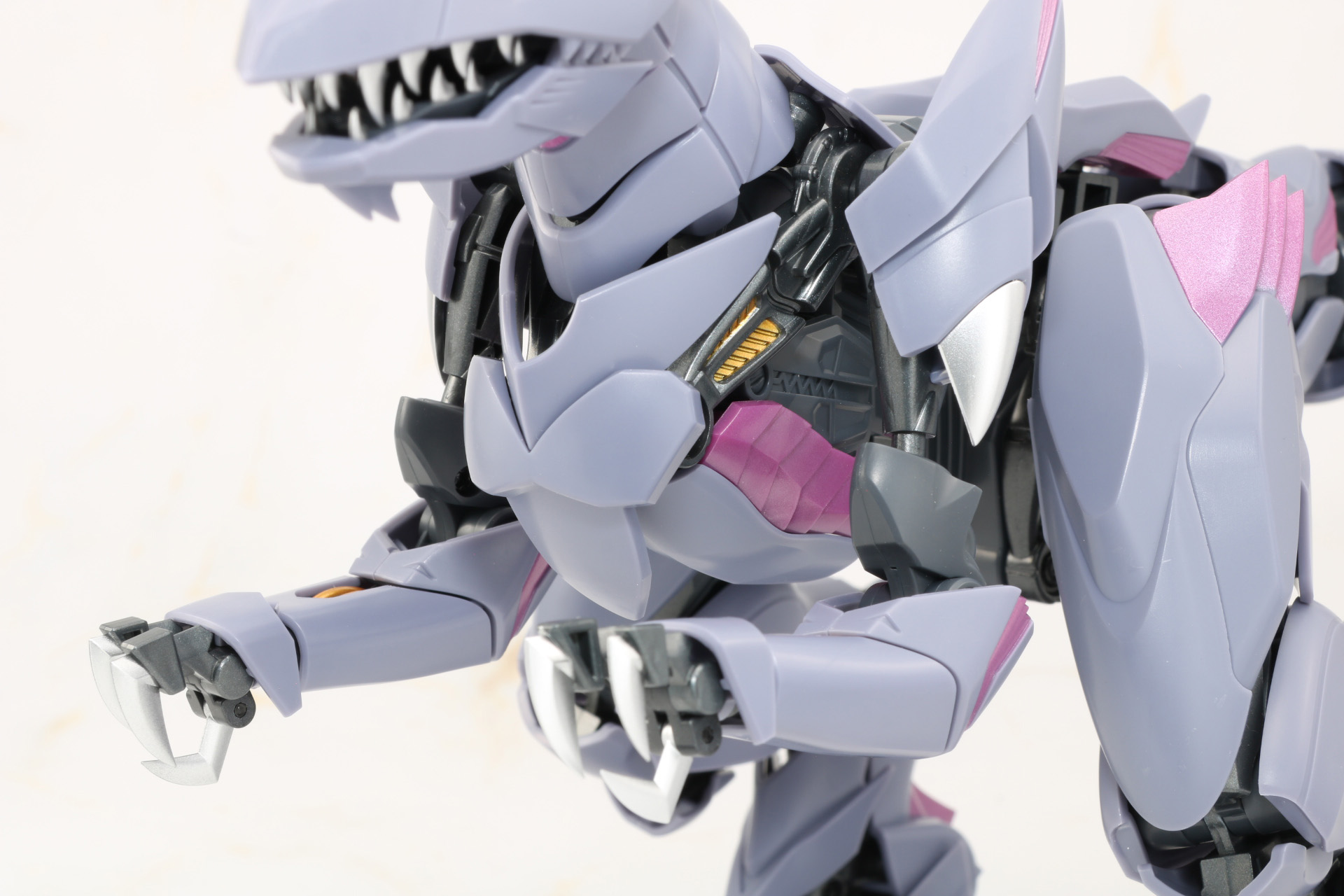 発光ギミックをONにすると目元が発光