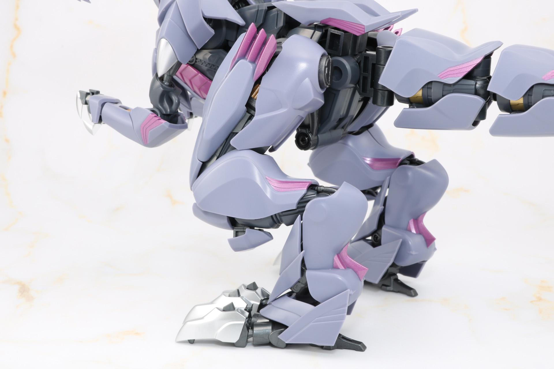 発光ギミックをONにすると目元が発光