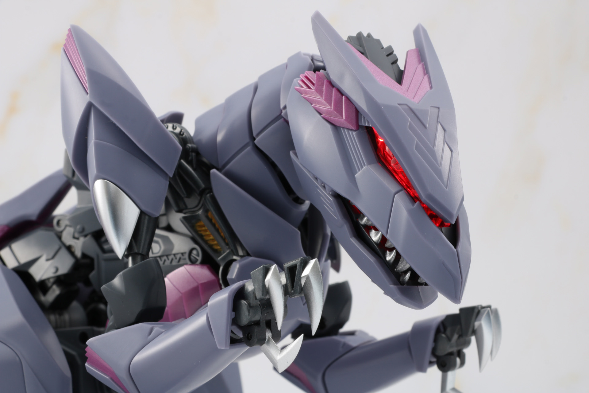 発光ギミックをONにすると目元が発光