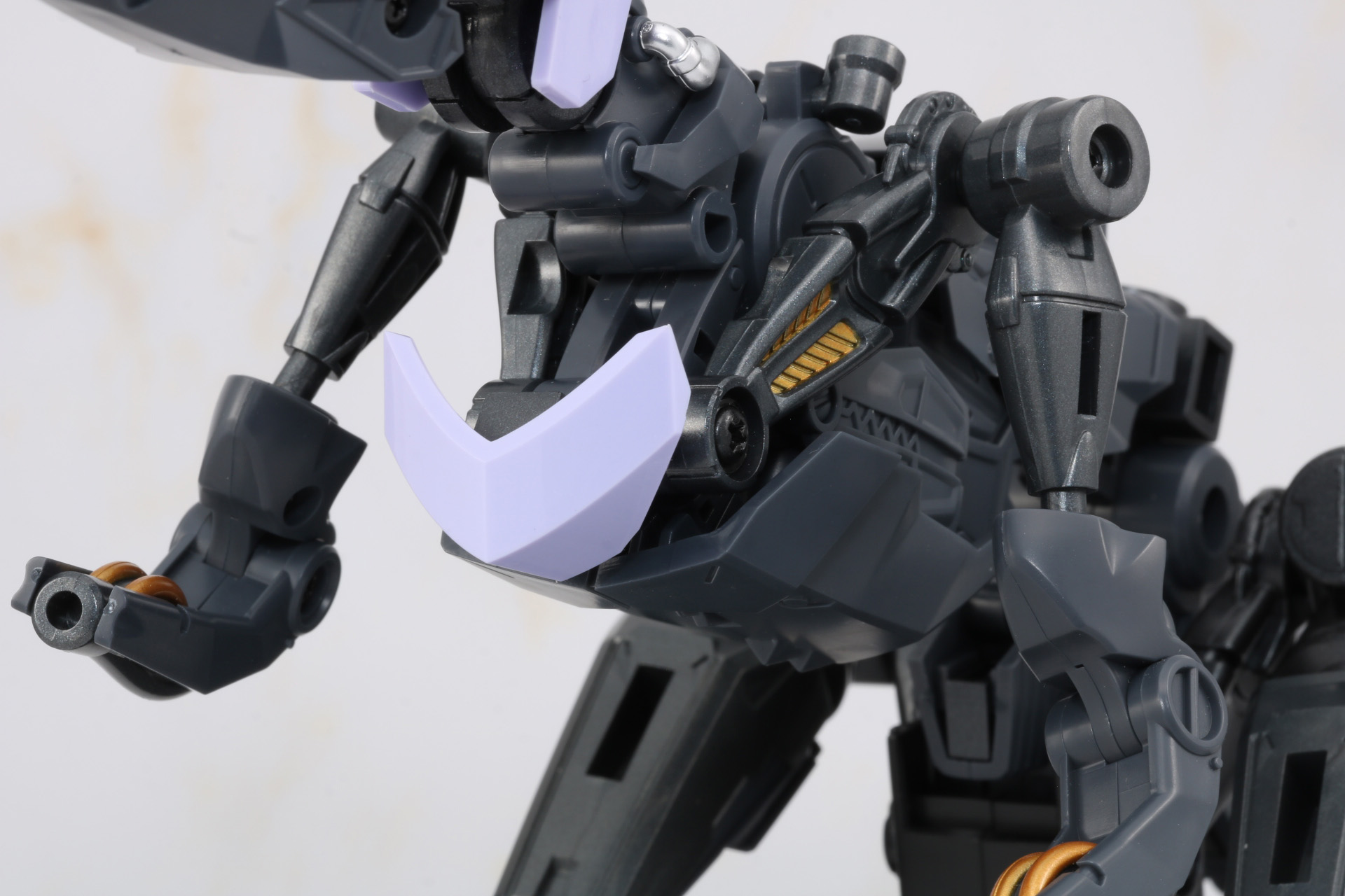 胸元のパーツ装着