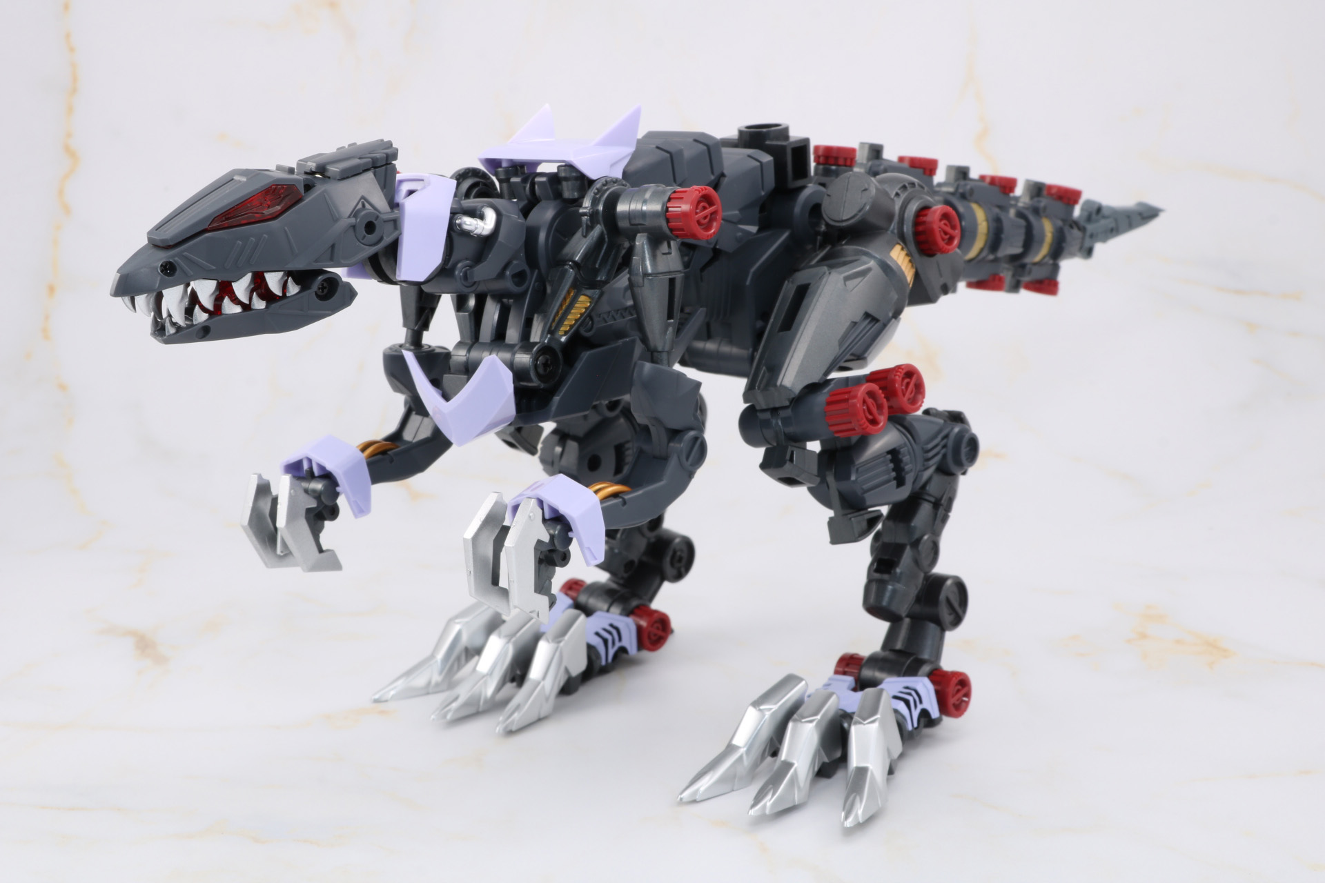 頭部ハッチを開閉することができ、内部にパイロットフィギュアが搭乗できる