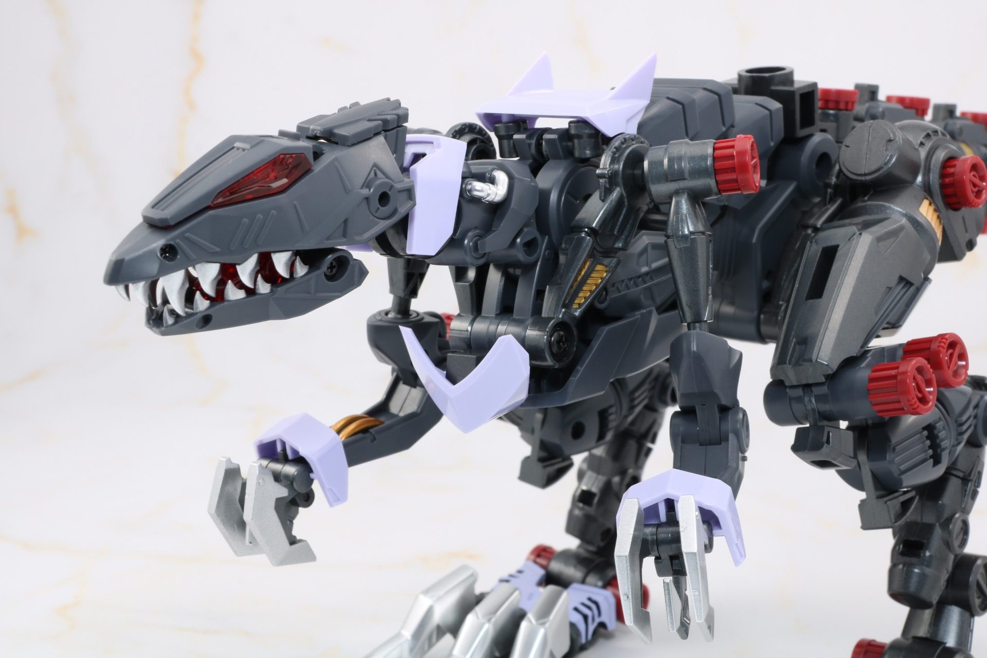 頭部ハッチを開閉することができ、内部にパイロットフィギュアが搭乗できる