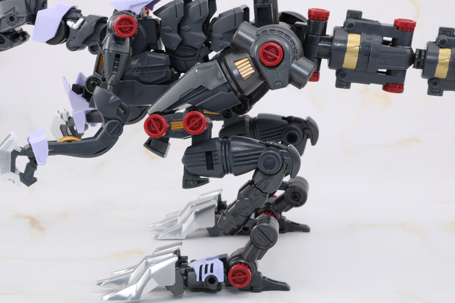 頭部ハッチを開閉することができ、内部にパイロットフィギュアが搭乗できる