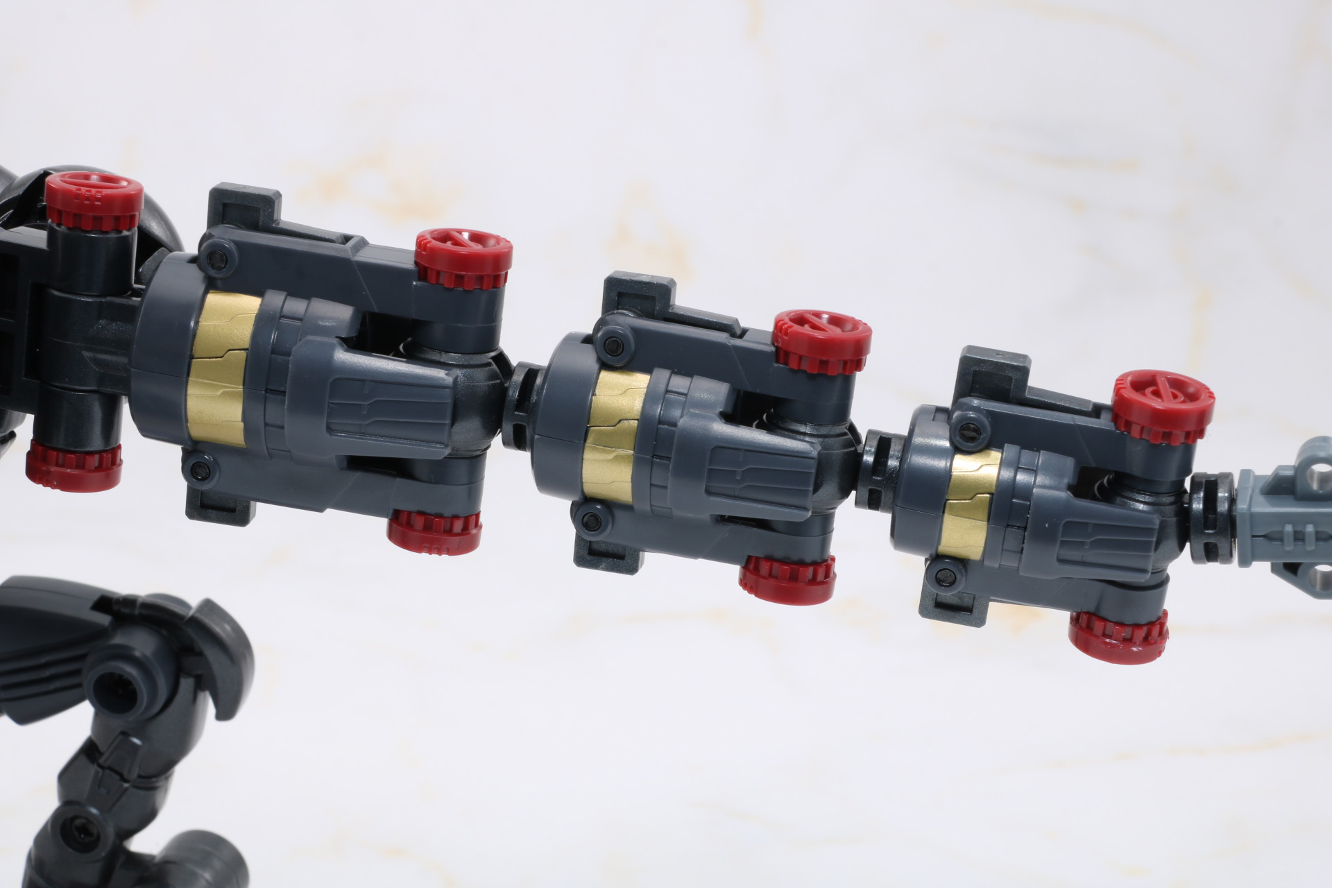 頭部ハッチを開閉することができ、内部にパイロットフィギュアが搭乗できる